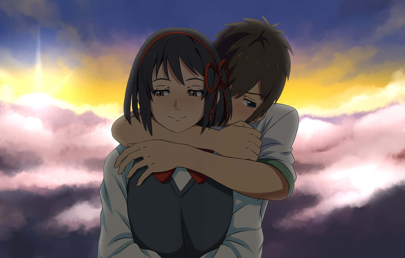Anime Sky 桌布 壁紙 — 兩個動漫青少年在充滿柔和雲朵的鮮豔日落天空下溫暖擁抱。