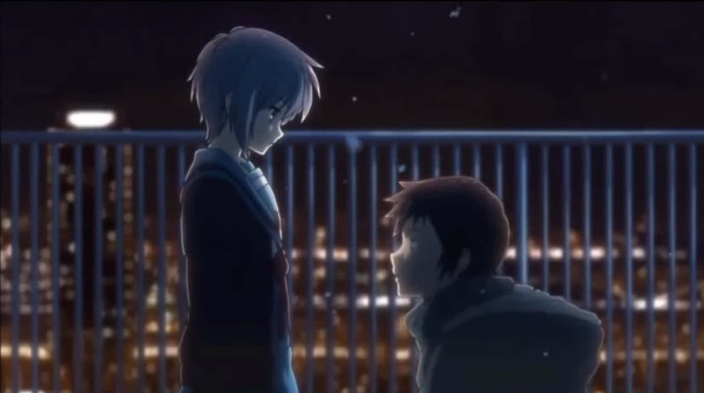 Kyon 桌布 壁紙 — 兩個動漫青少年在夜晚站在積雪的屋頂上，在發光的城市景觀中互相凝視。