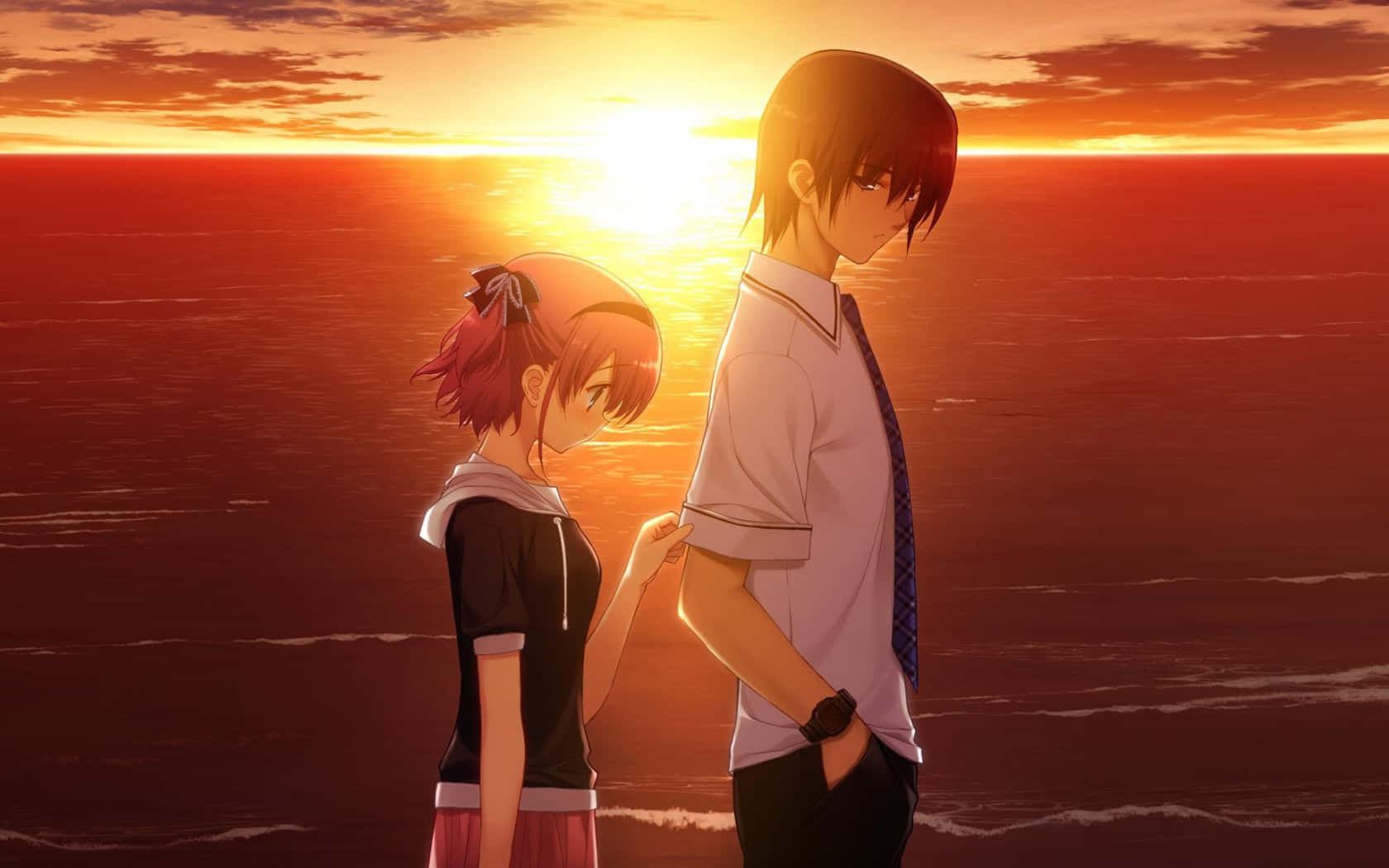 Anime Sunset 桌布 壁紙 — 兩個動漫青少年在日落時站在海邊，其中一人輕觸另一人的手臂，金色光芒沐浴著場景。