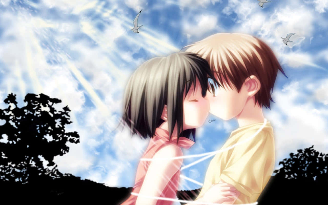 Anime Sky 桌布 壁紙 — 兩個動漫青少年在明亮的藍天下接吻，海鷗飛翔，陽光穿過雲層照耀。