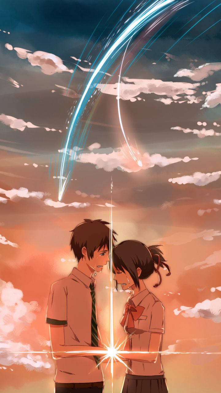 Anime Sky 桌布 壁紙 — 兩個動漫青少年在暮色天空下互相凝視，天空中有發光的藍色彗星軌跡和柔軟的雲朵。