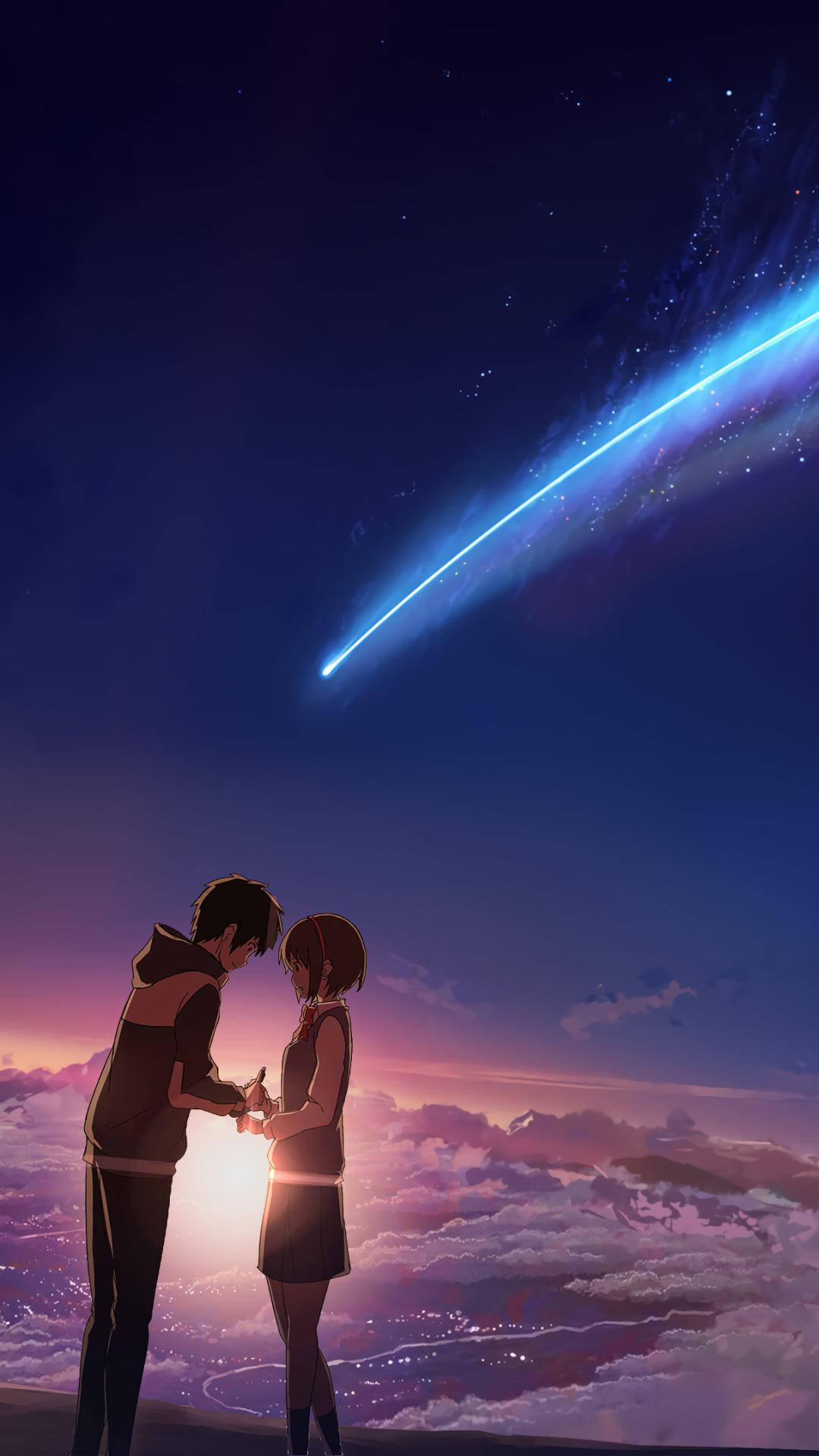 kimi no na wa phone 桌布 壁紙 — 兩個動漫青少年在毛絨雲朵上方、劃過暮色天空的發光藍色彗星下牽手。