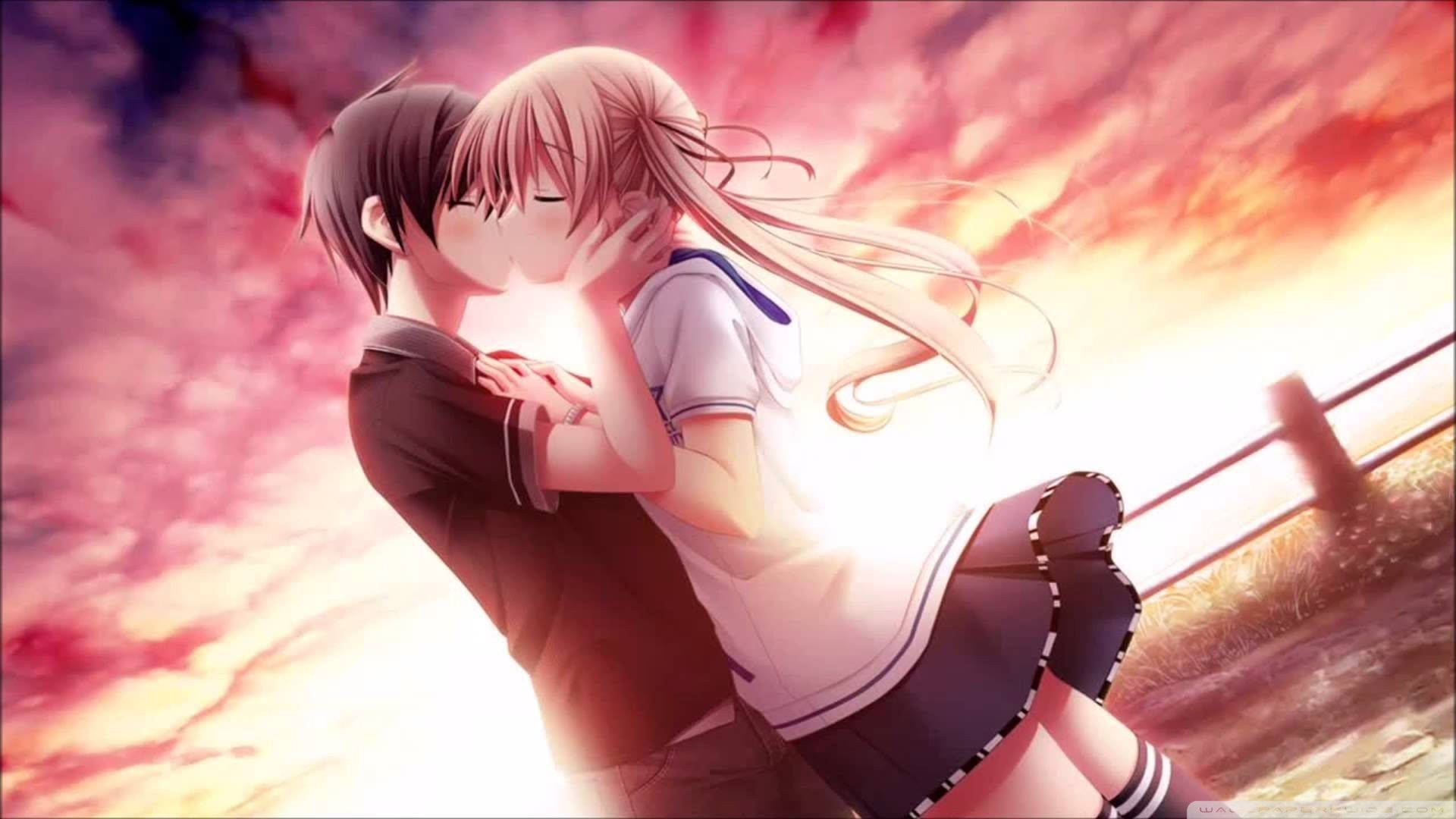 Love Anime 桌布 壁紙 — 兩個動漫青少年在熾熱的日落天空、發光的雲朵和柔和逆光中溫柔擁抱。