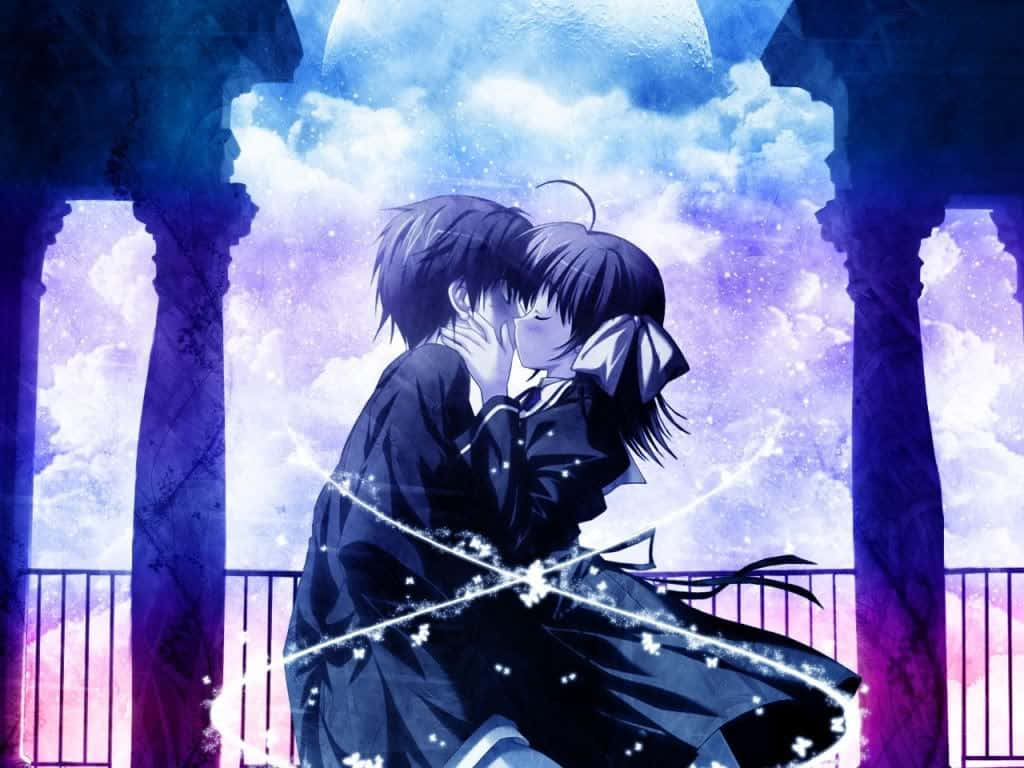 Cute Couples 桌布 壁紙 — 兩個動漫青少年在發光的月亮下接吻，月亮被古老的柱子環繞，閃爍的光軌在他們周圍旋轉。