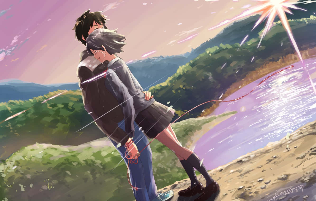Your Name Anime 桌布 壁紙 — 兩個動漫青少年在發光的湖邊擁抱，煙火在紫色夕陽天空上綻放。