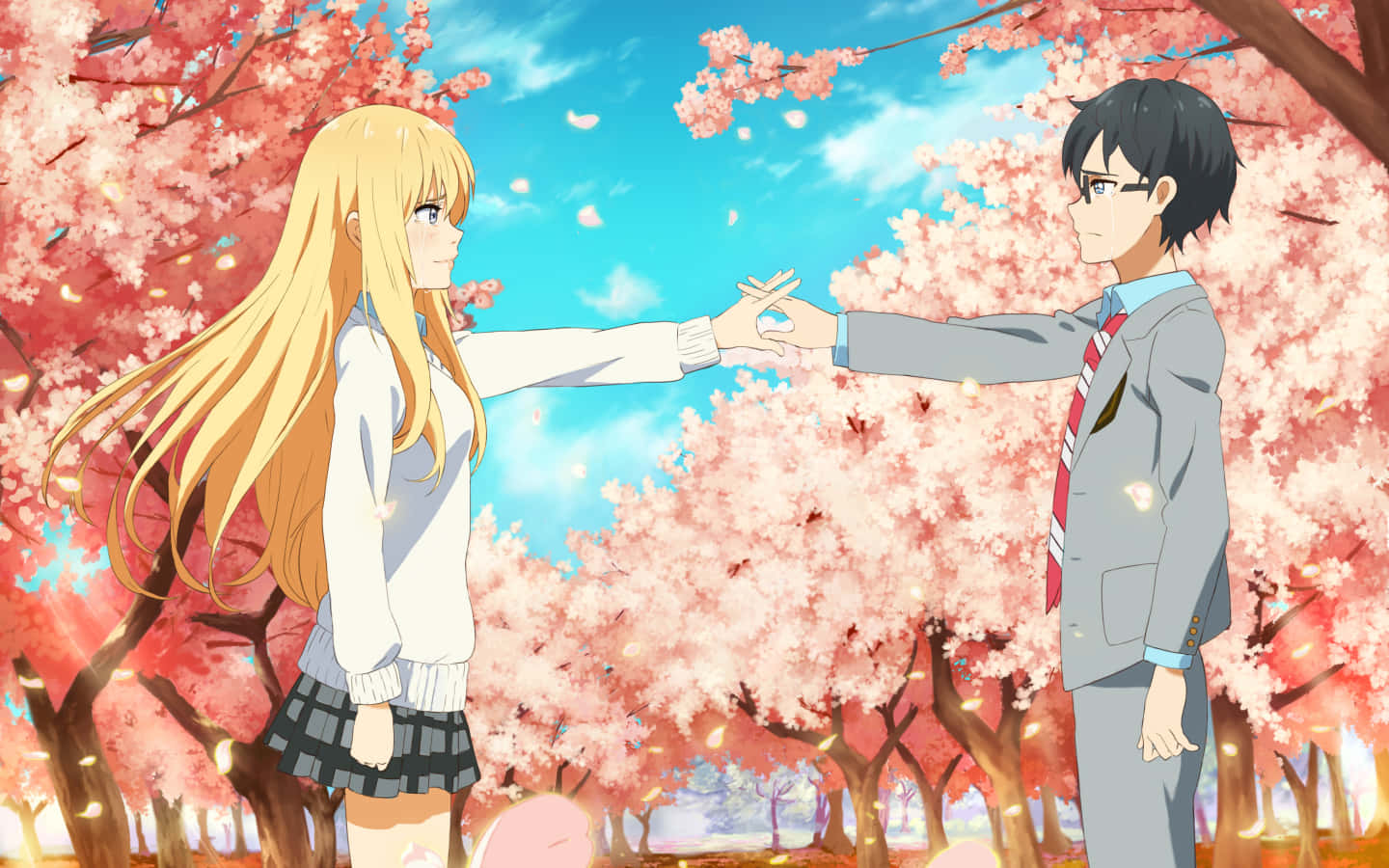 Your Lie In April 桌布 壁紙 — 兩個動漫青少年在盛開的粉紅色櫻花樹冠下，在明亮的藍天下伸手觸碰彼此的手。