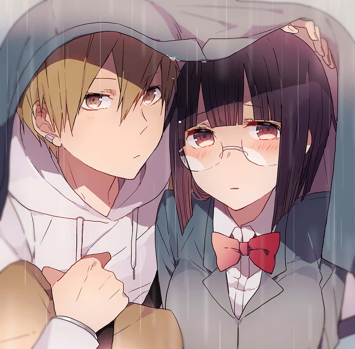 Anri Sonohara 桌布 壁紙 — 兩個動漫青少年在雨中共享一個帶帽的遮蔽處，臉頰微紅，表情溫柔。