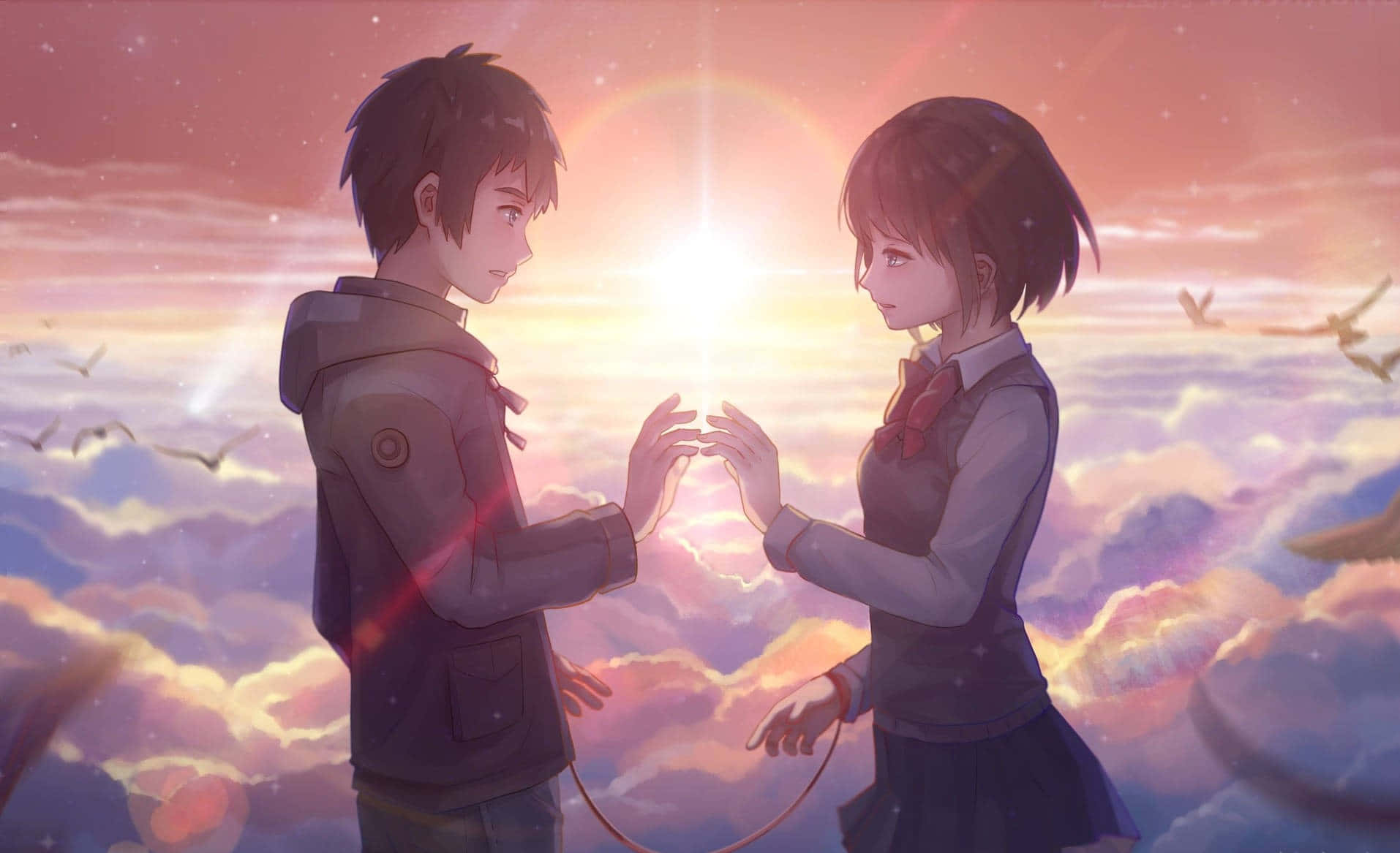 Your Name 桌布 壁紙 — 兩個動漫青少年在雲層上互相伸手，太陽在他們身後閃耀，鳥兒在暮色天空中翱翔。