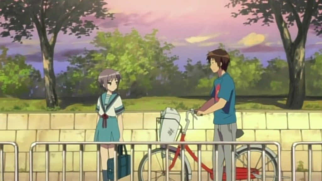 Kyon 桌布 壁紙 — 兩個動漫青少年在黃昏時站在欄杆旁，有一輛紅色腳踏車，粉紅色、紫色和橙色的色調在樹後塗抹天空。