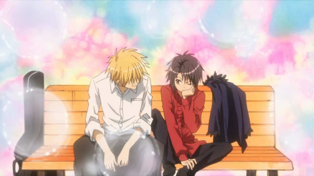 Maid Sama 桌布 壁紙 — 兩個動漫青少年坐在木長椅上，背景是充滿漂浮泡泡的夢幻粉彩天空。