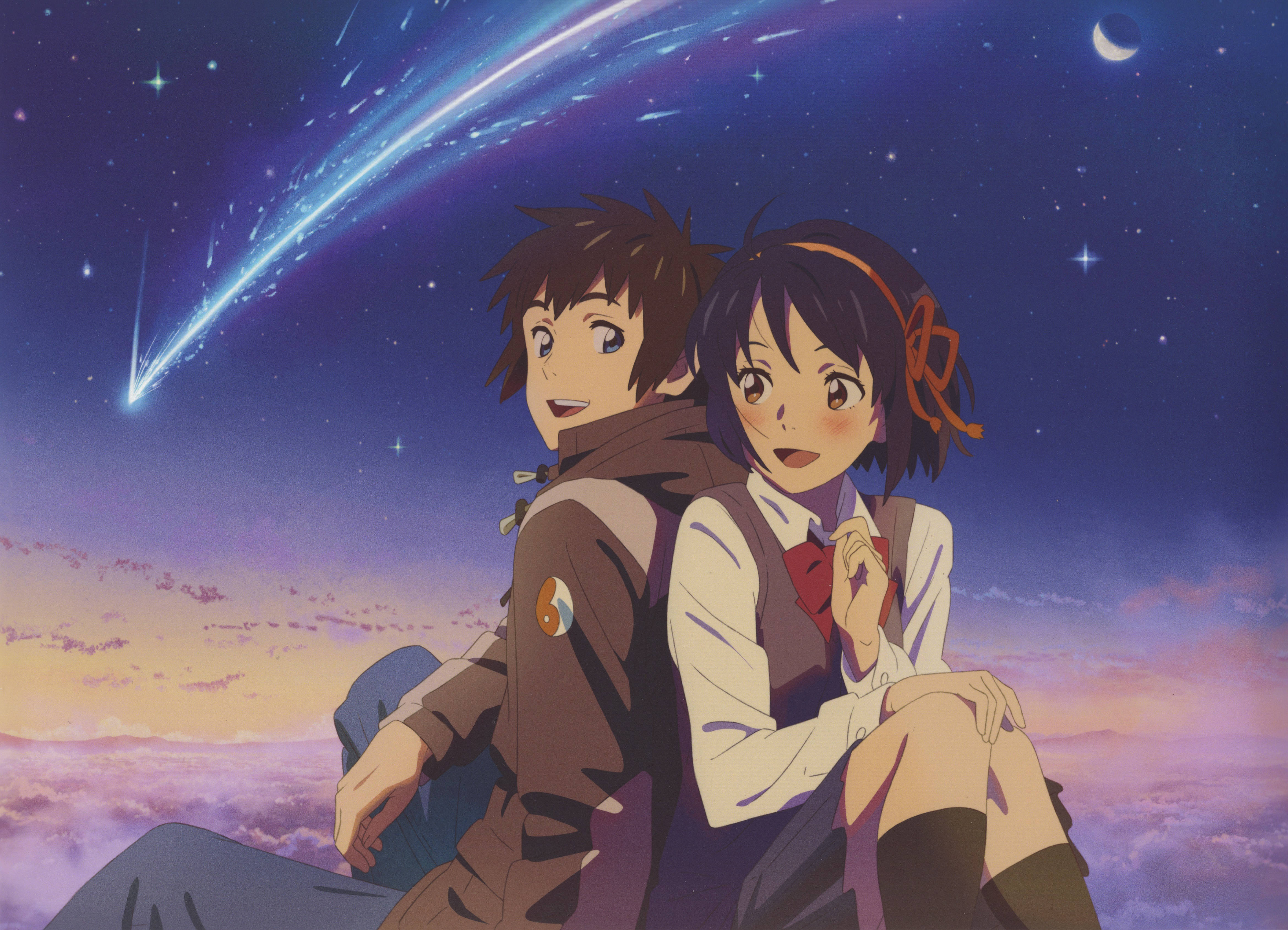 Your Name 桌布 壁紙 — 兩個動漫青少年坐在雲端上，凝視著一顆發光的彗星劃過暮色天空，天空中有星星和彎月。