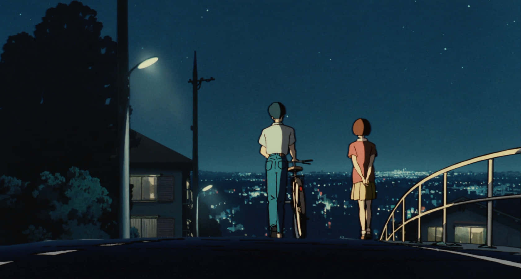 Whisper Of The Heart 桌布 壁紙 — 兩個動漫青少年夜晚站在橋上，凝視著發光城市上空繁星點點的天空。