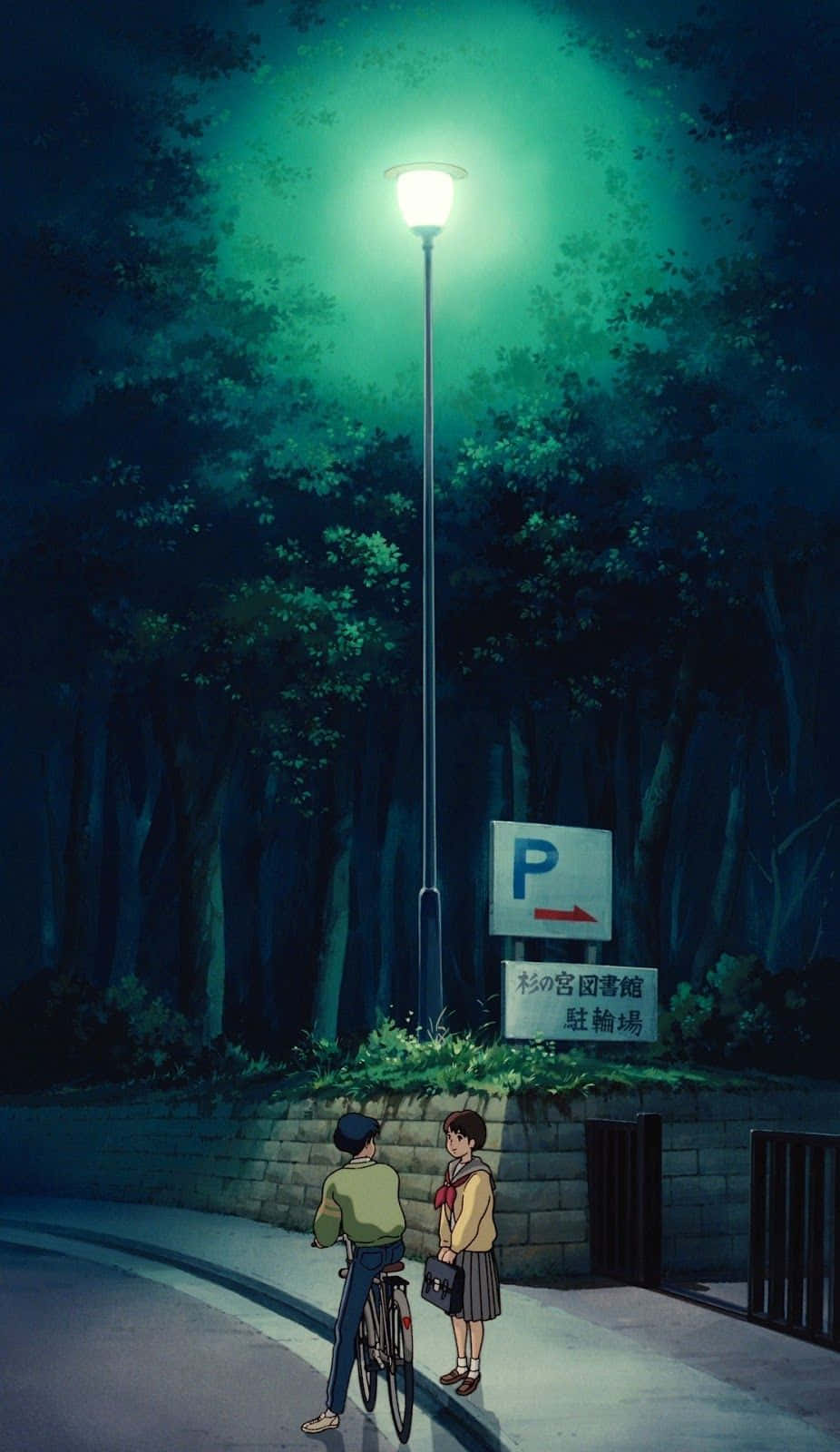 Whisper Of The Heart 桌布 壁紙 — 兩個動漫青少年夜晚站在發光路燈下，其中一個騎著腳踏車，旁邊是停車標誌，附近是森林小徑。
