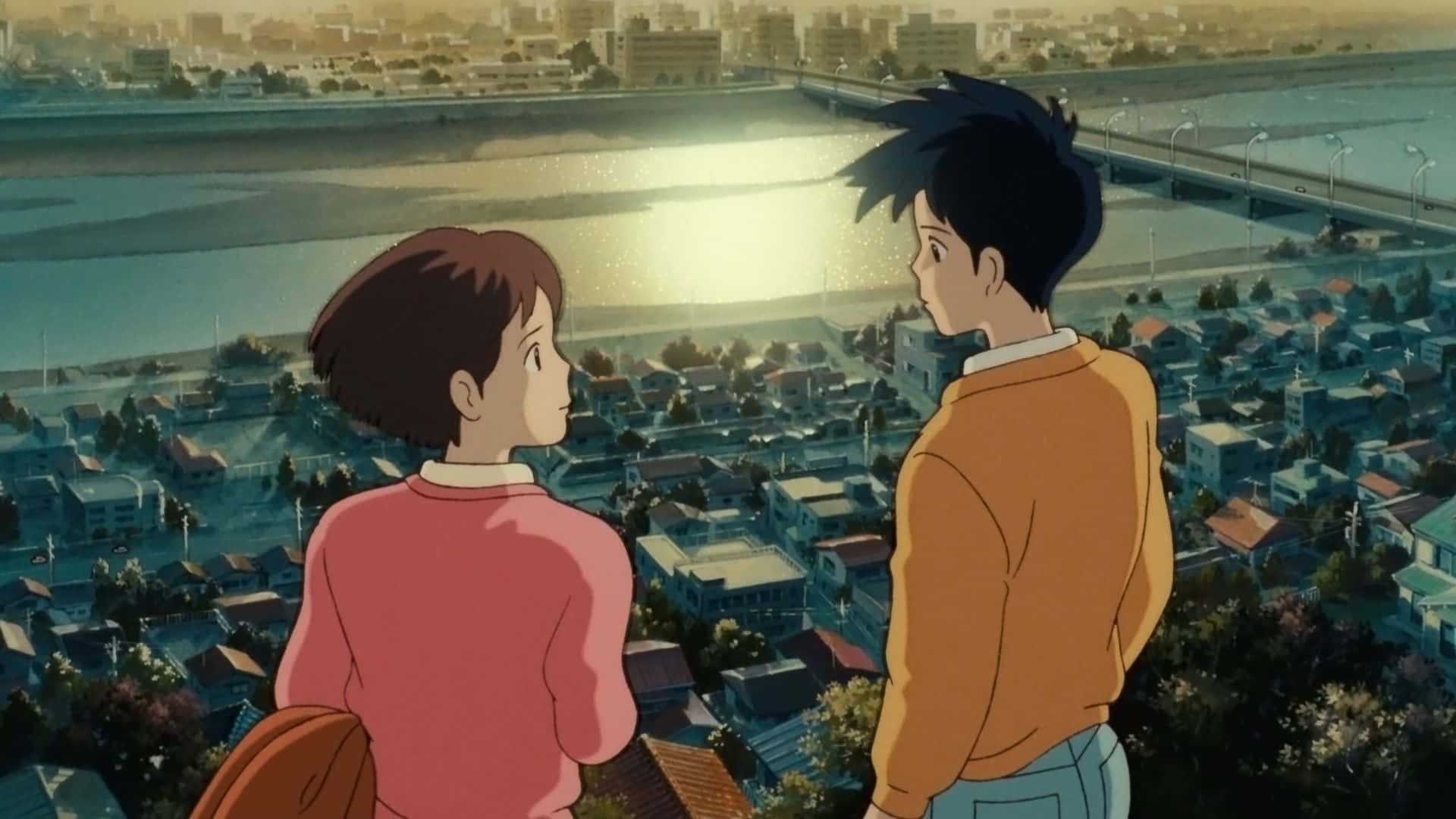 Whisper Of The Heart 桌布 壁紙 — 兩個動漫青少年站在屋頂上，俯瞰著陽光普照的城市景觀，下方有河流和橋樑。