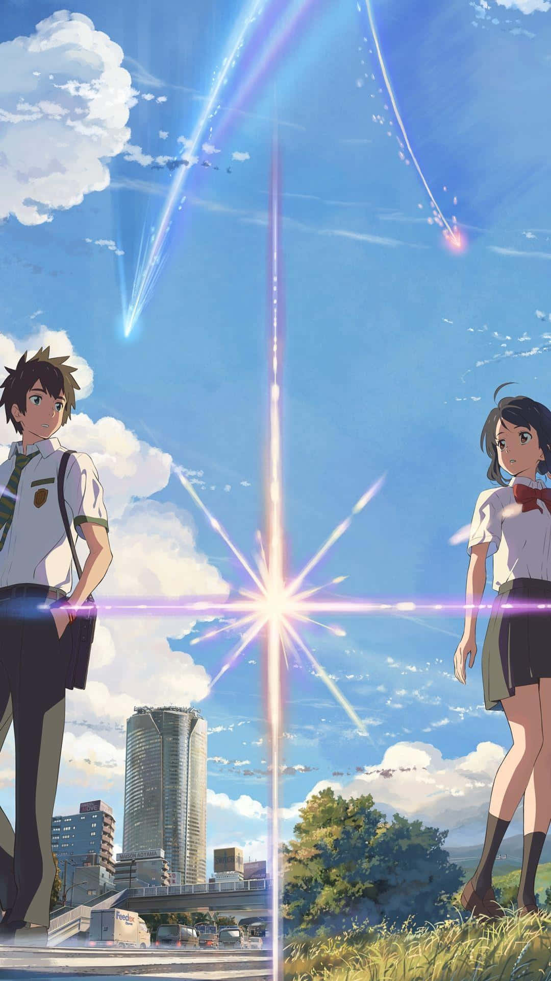 Your Name 桌布 壁紙 — 兩個動漫青少年站在草地上，在明亮的藍天下，發光的流星掠過燦爛的陽光。