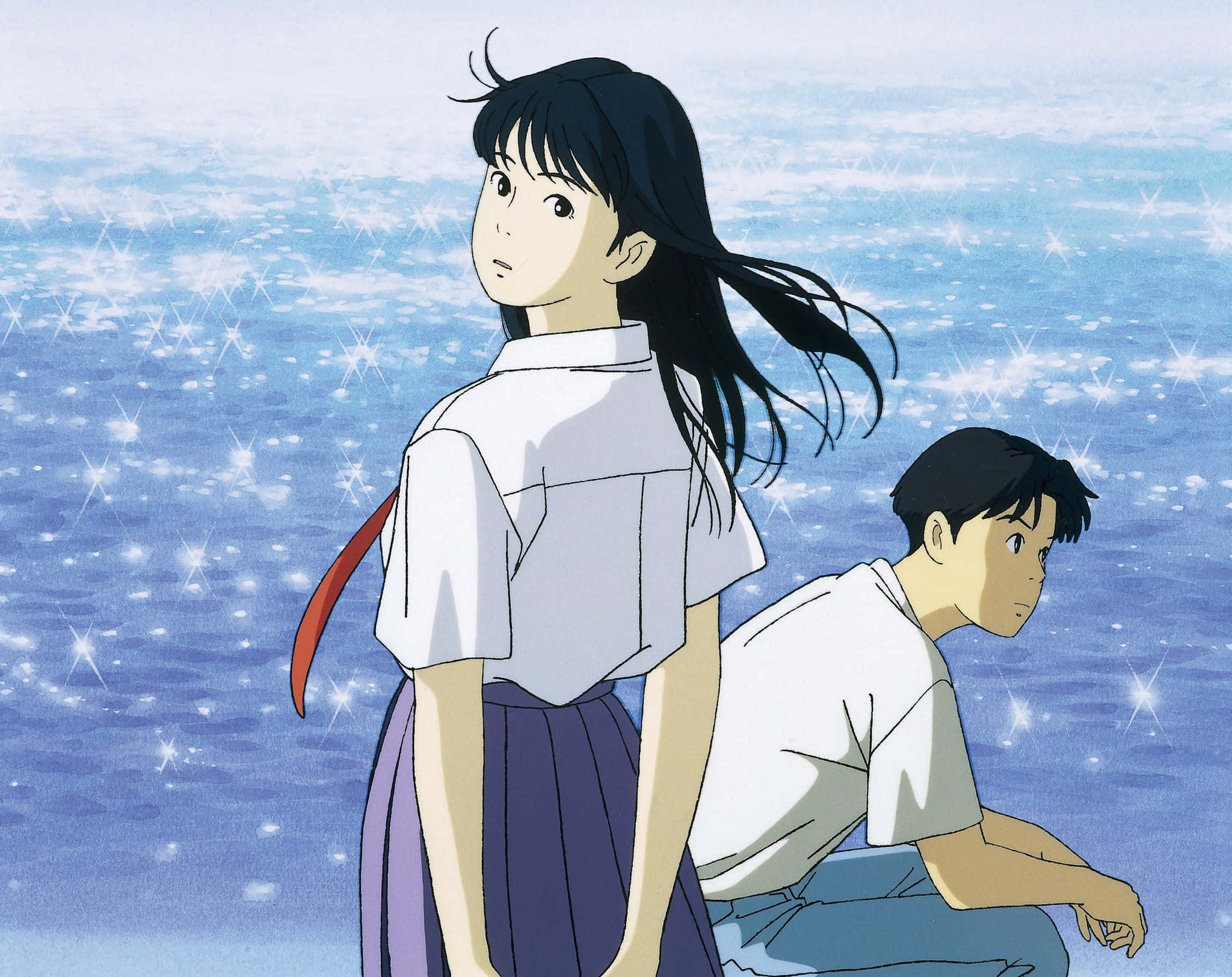 Studio Ghibli Ocean Waves 桌布 壁紙 — 兩個動漫青少年站在閃閃發光的海水旁邊，一個站著，一個蹲著，在柔和的藍天下。