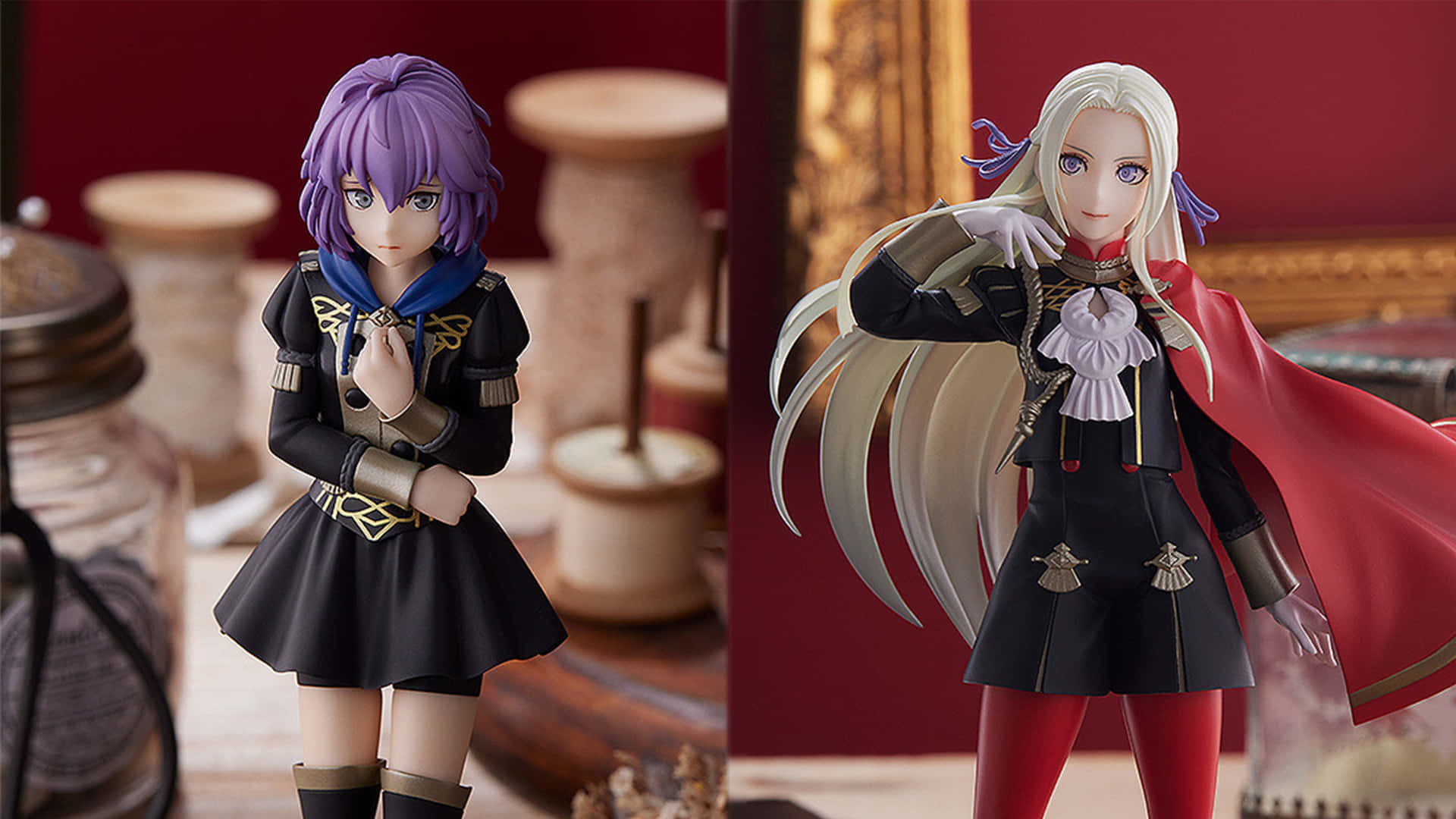 兩個穿著軍裝的動漫人偶在攝影棚環境中擺姿勢。 — Fire Emblem Warriors 壁紙