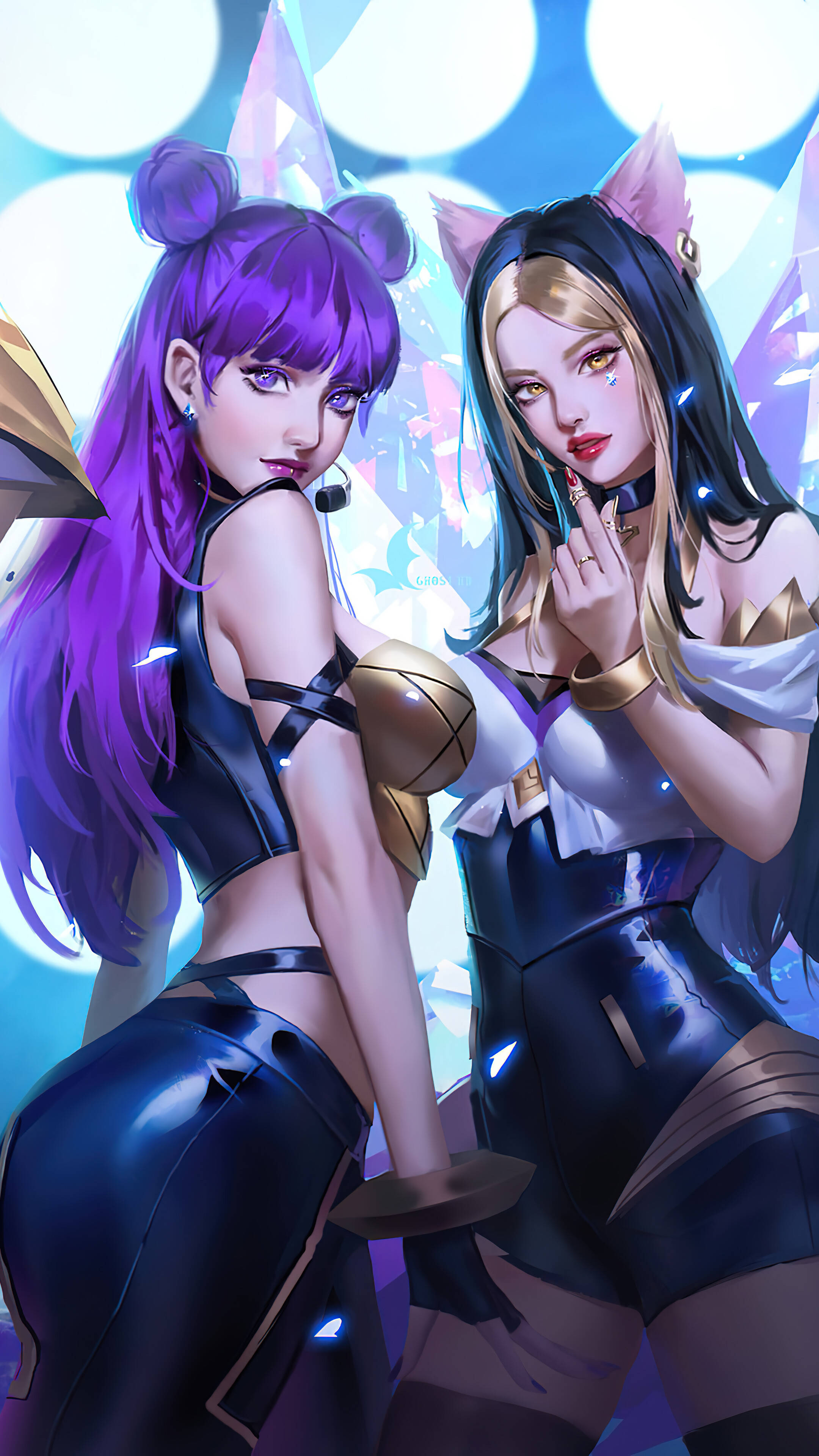 Kda 桌布 壁紙 — 兩個動漫風格女性角色，紫色和金色頭髮，在發光的藍色背景前自信地擺姿勢，背景有漂浮的幾何形狀。
