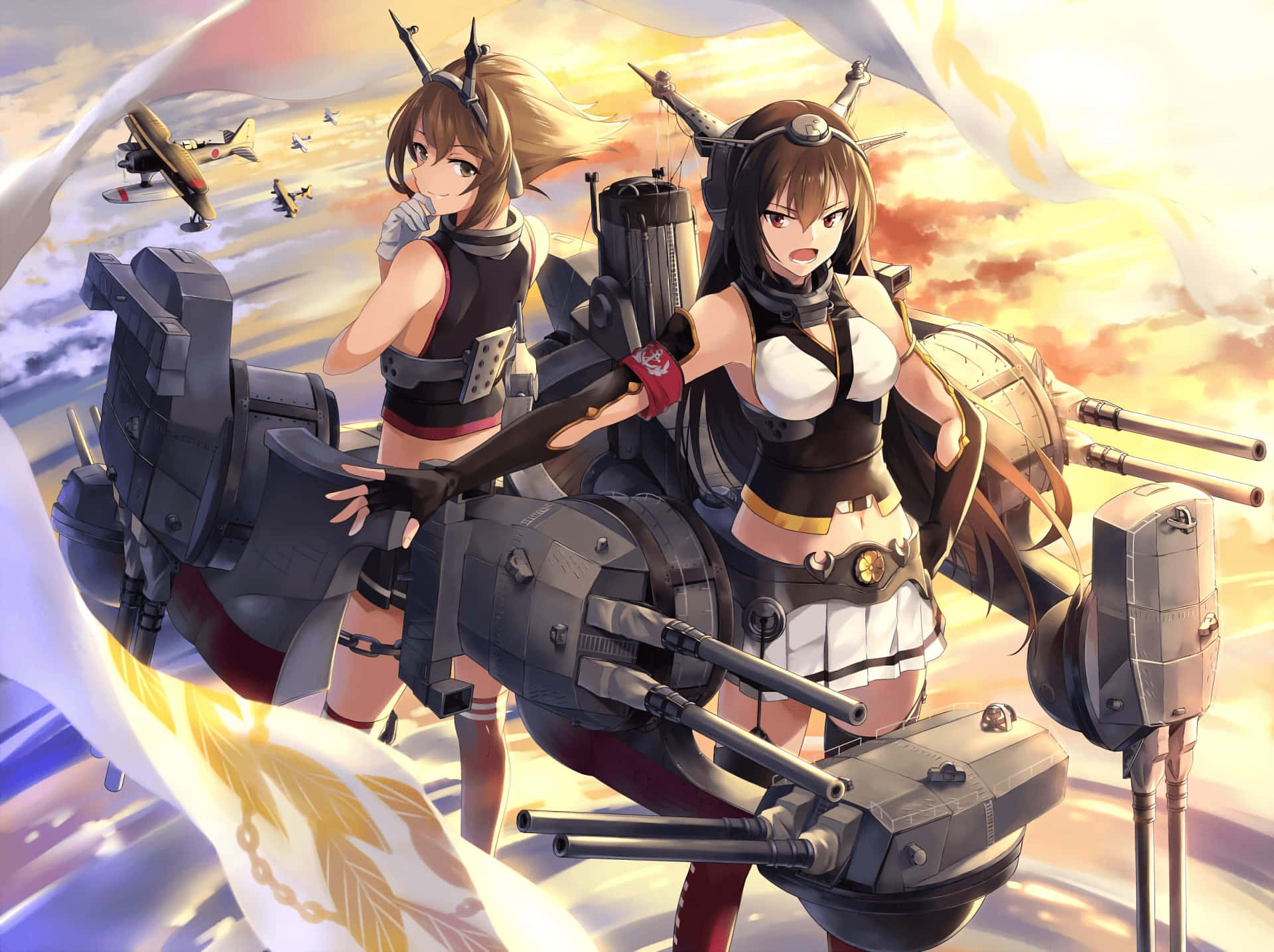 Kancolle 桌布 壁紙 — 兩個動漫風格的女戰艦角色自信地站在海軍炮上，背景是充滿活力的日落天空，戰鬥機在頭頂飛過。