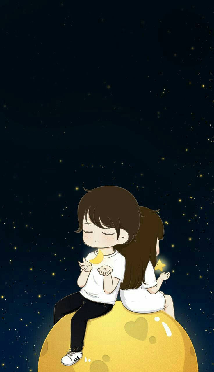 桌布 壁紙 — 兩個動漫風格的孩子平靜地坐在黃色的月亮上，背景是繁星點點的夜空，手中拿著新月和星星形狀。