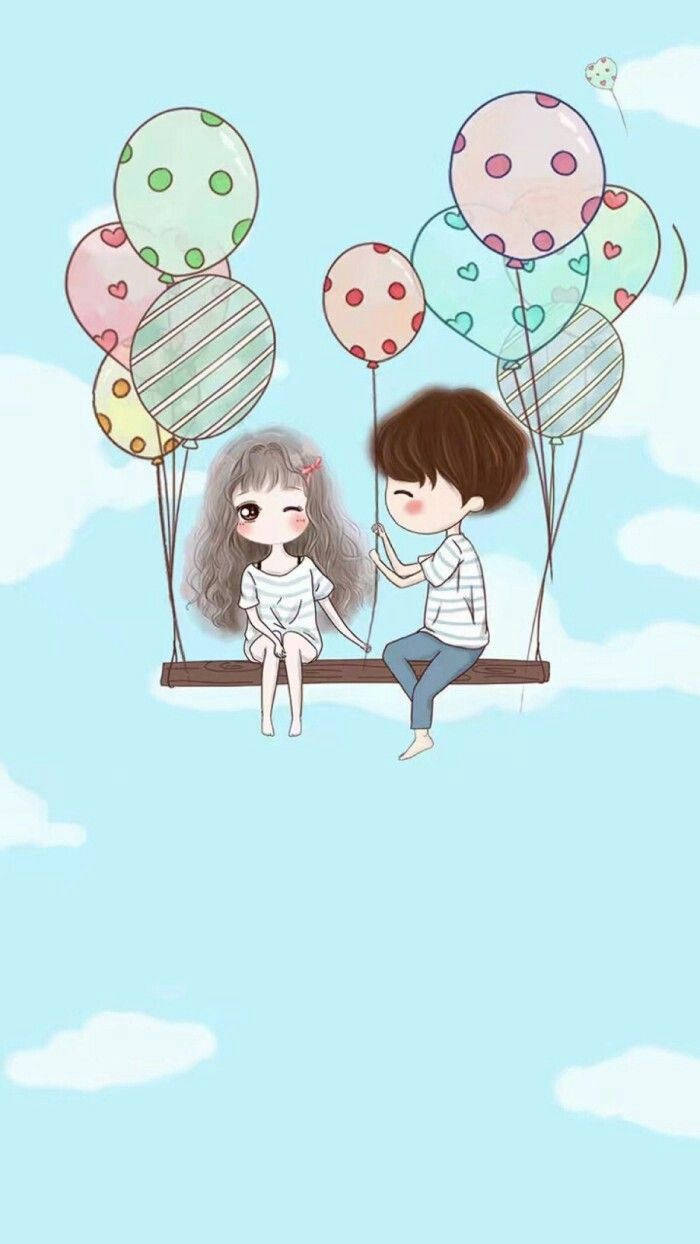 Love Cute Couple 桌布 壁紙 — 兩個動漫風格的小孩坐在一個由彩色圖案氣球懸掛的鞦韆上，背景是柔和的藍天和蓬鬆的雲朵。