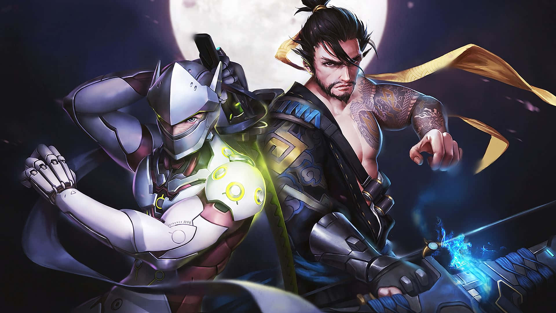Overwatch Hanzo 桌布 壁紙 — 兩個動漫風格的戰士在滿月下交鋒，一個身穿閃亮盔甲，另一個紋身並揮舞著發光的刀刃。