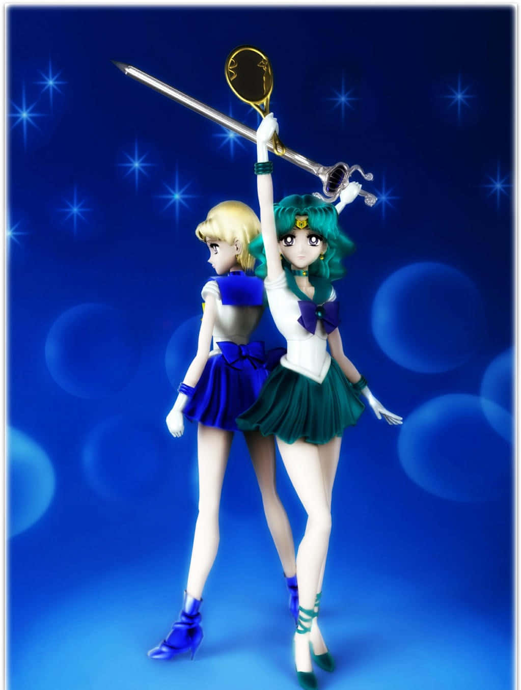 sailor neptune 桌布 壁紙 — 兩個動漫風格的水手女孩背靠背站在星空藍色背景前，一個手持劍和鏡子。