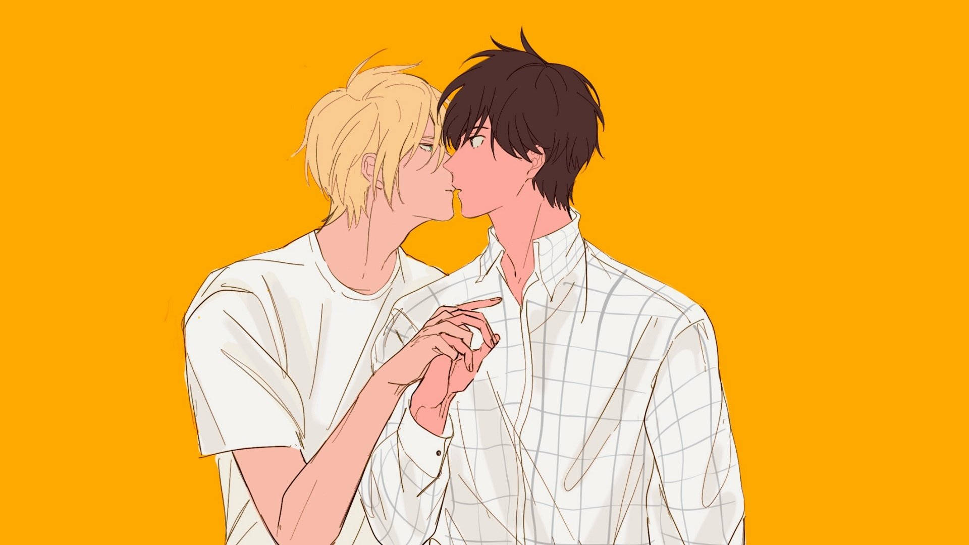 Banana Fish 桌布 壁紙 — 兩個動漫風格的男人在純暖橙色背景前溫柔接吻，一個穿著白色T恤，另一個穿著格子襯衫。
