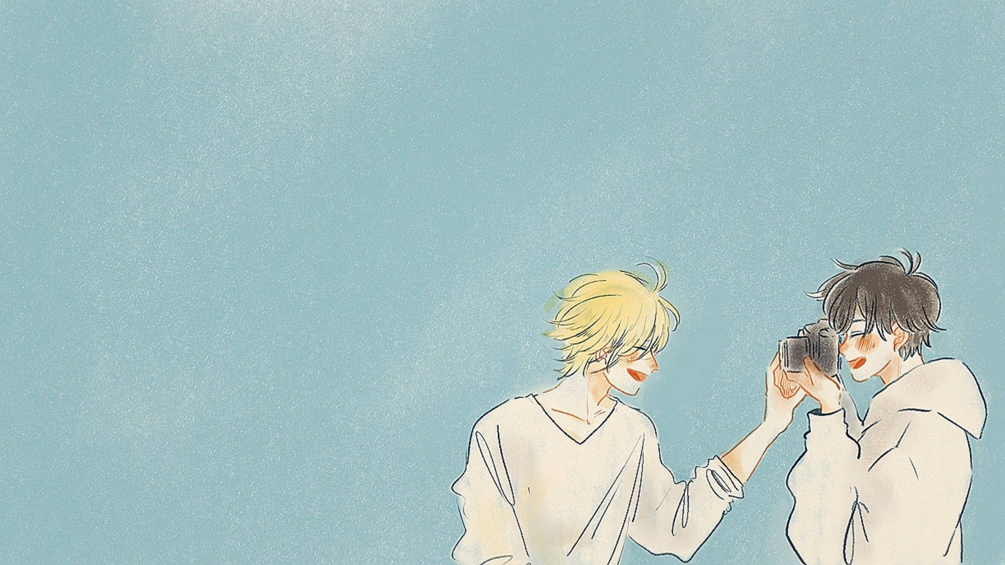 Banana Fish 桌布 壁紙 — 兩個動漫風格的男孩穿著白色連帽衫，在柔和的藍色背景下，其中一個拿著相機捕捉另一個微笑的臉龐，分享一個俏皮的時刻。