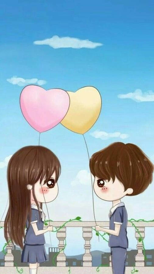 Love Cute Couple 桌布 壁紙 — 兩個動漫風格的青少年在陽台上拿著心形氣球，背景是晴朗的藍天和 fluffy 雲朵。