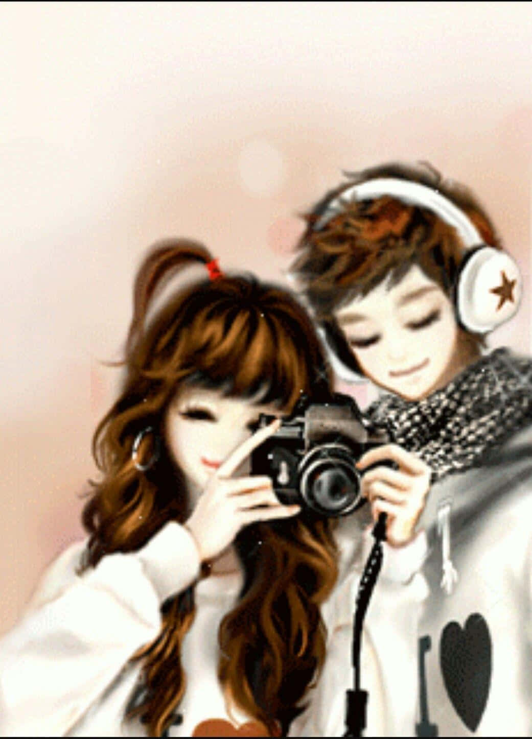 Couples 桌布 壁紙 — 兩個動漫風格的青少年戴著耳機和相機，在柔和的粉紅色背景前緊密地擺姿勢。
