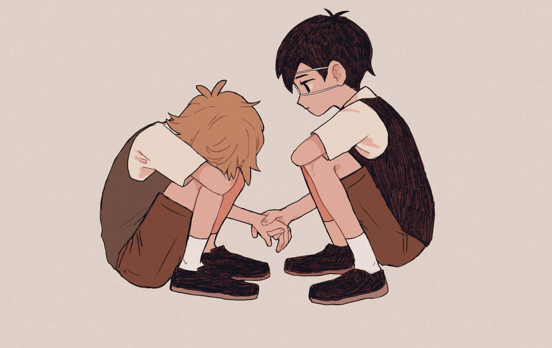Friendship 桌布 壁紙 — 兩個動漫風格的青少年穿著校服，坐得很近，手牽手，一個低著頭，另一個關心地看著。