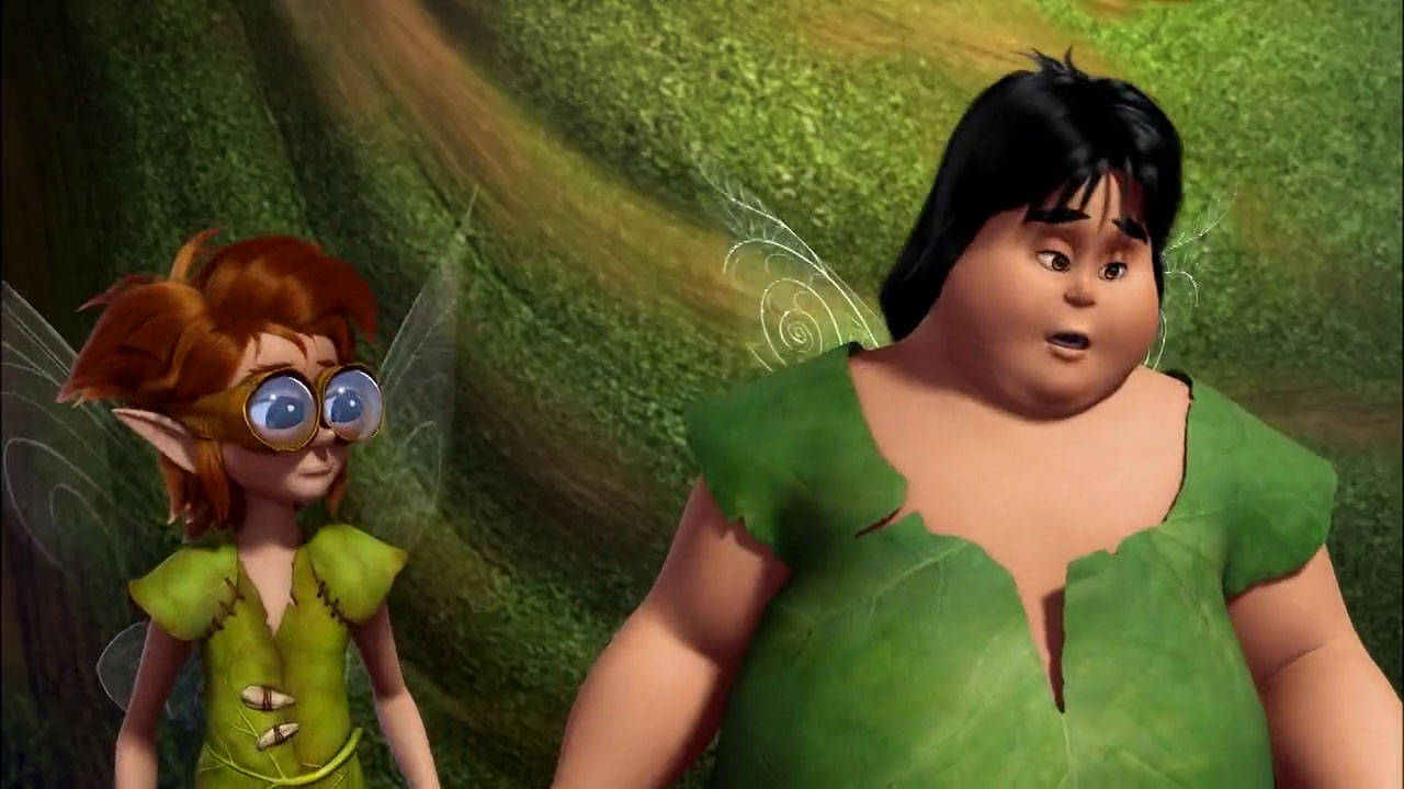Tinker Bell 桌布 壁紙 — 兩個動畫仙子，一個戴眼鏡，一個圓潤，站在茂密的綠色森林中。
