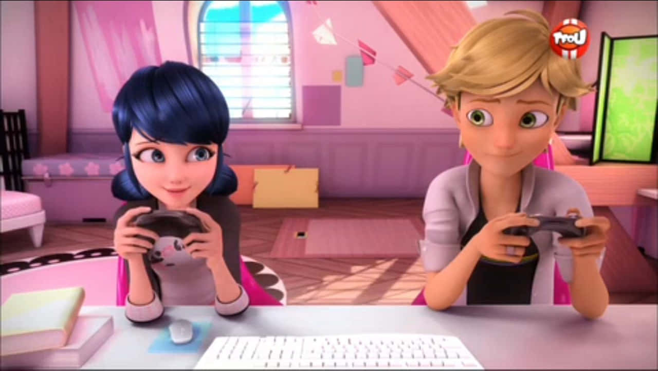 Marinette And Adrien 桌布 壁紙 — 兩個動畫女孩，一頭深色頭髮和一頭金色頭髮，在明亮的粉紅色房間裡激烈地玩電子遊戲。