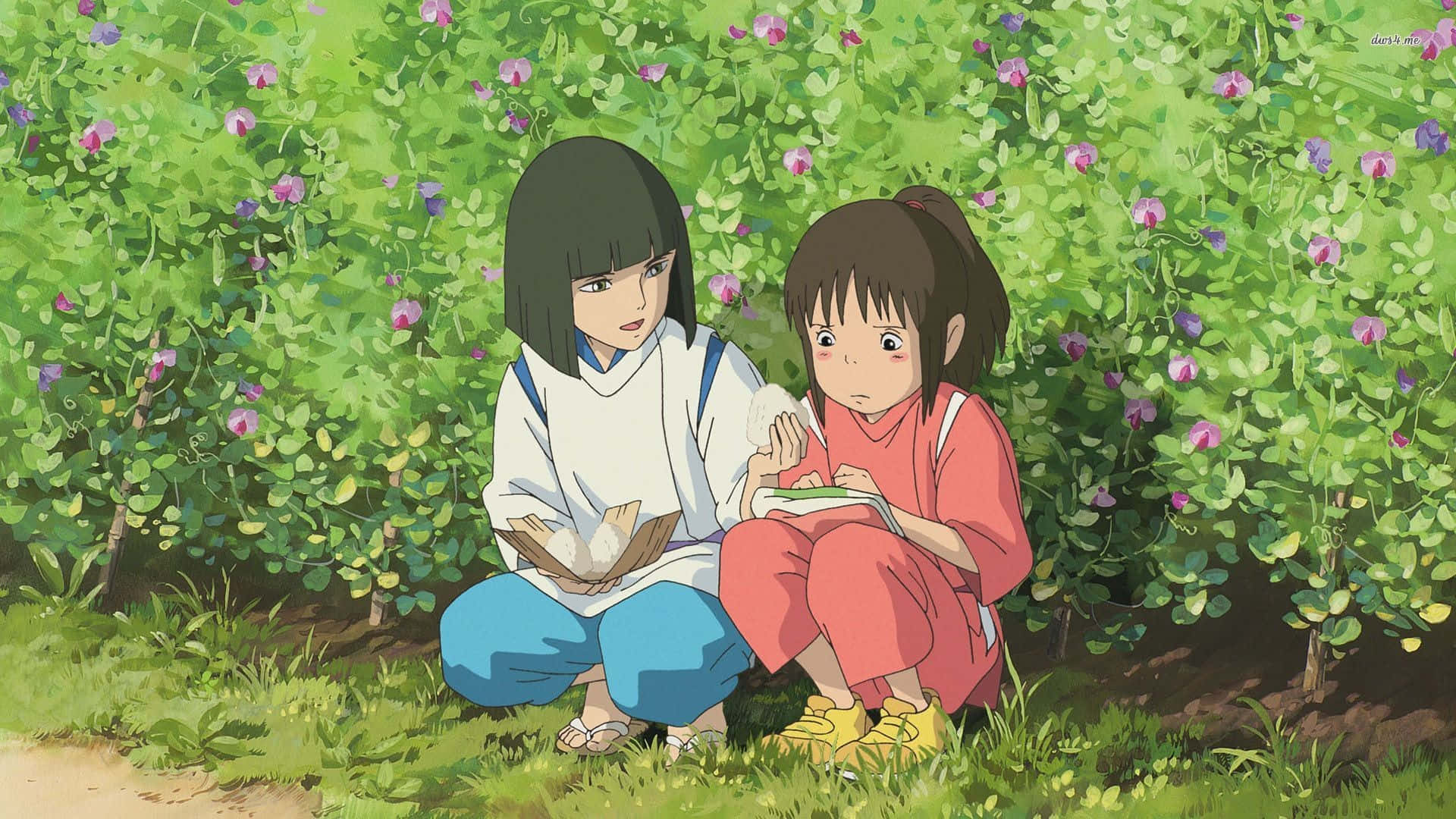 神隱少女 桌布 壁紙 — 兩個動畫女孩一起坐在一個充滿紫色花朵的茂密綠色花園中，分享著安靜的時刻。