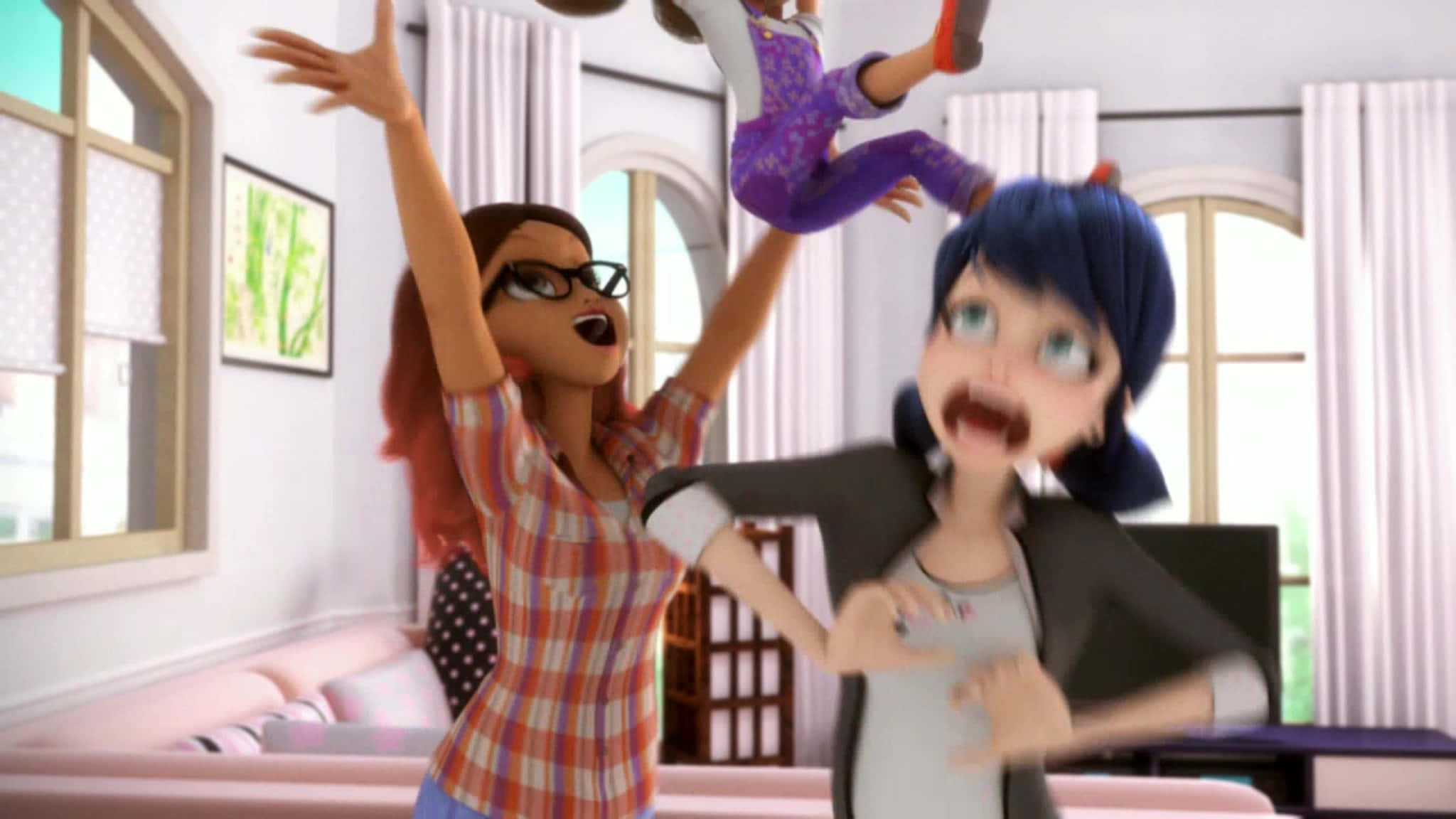 Miraculous Ladybug And Cat Noir 桌布 壁紙 — 兩個動畫女孩在明亮的陽光客廳中，頑皮地將第三個女孩拋向空中。