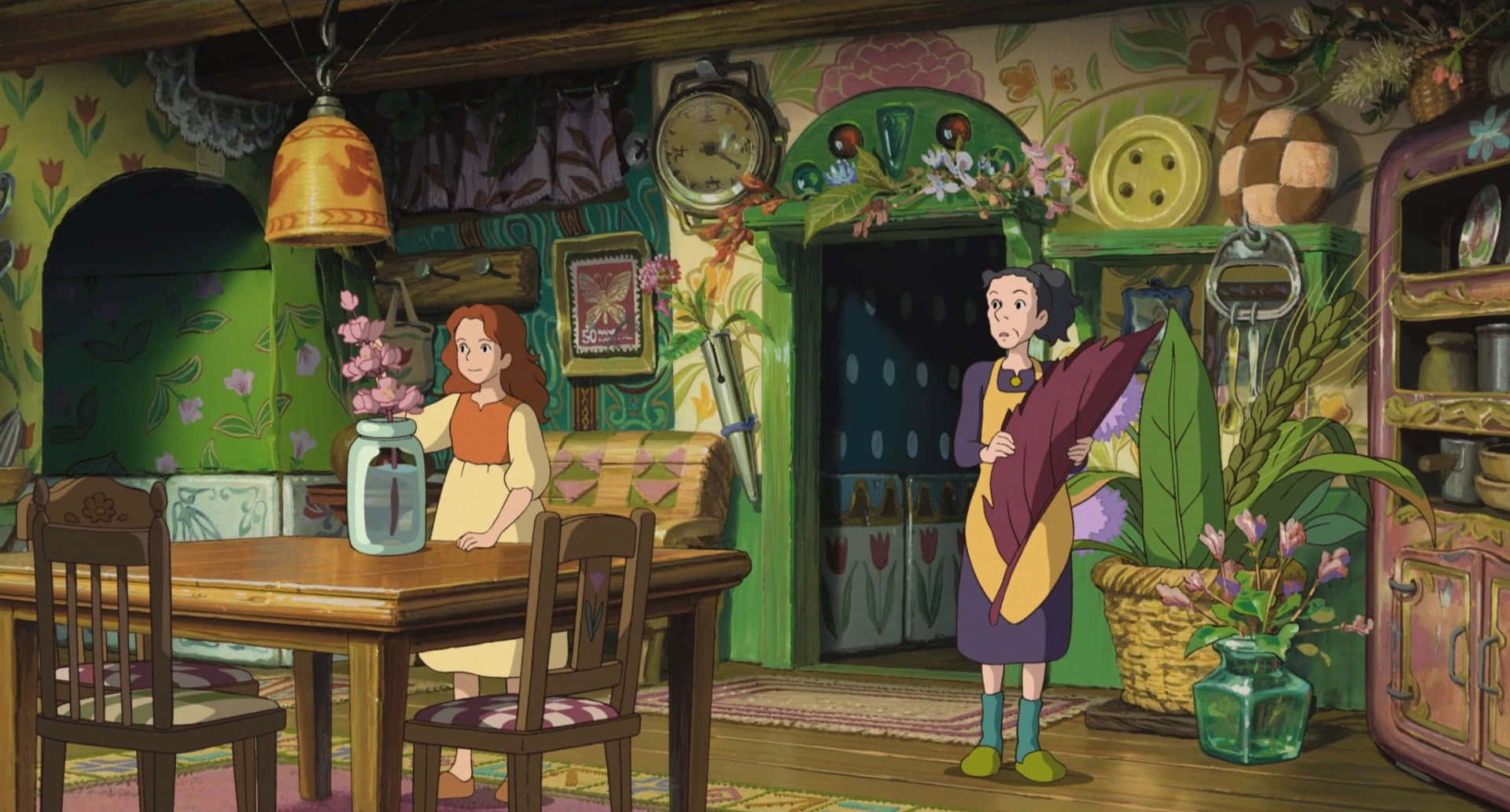The Secret World Of Arrietty 桌布 壁紙 — 兩個動畫女孩站在一個舒適、雜亂、充滿花朵的小屋廚房裡，帶有復古裝飾和溫暖的燈光。