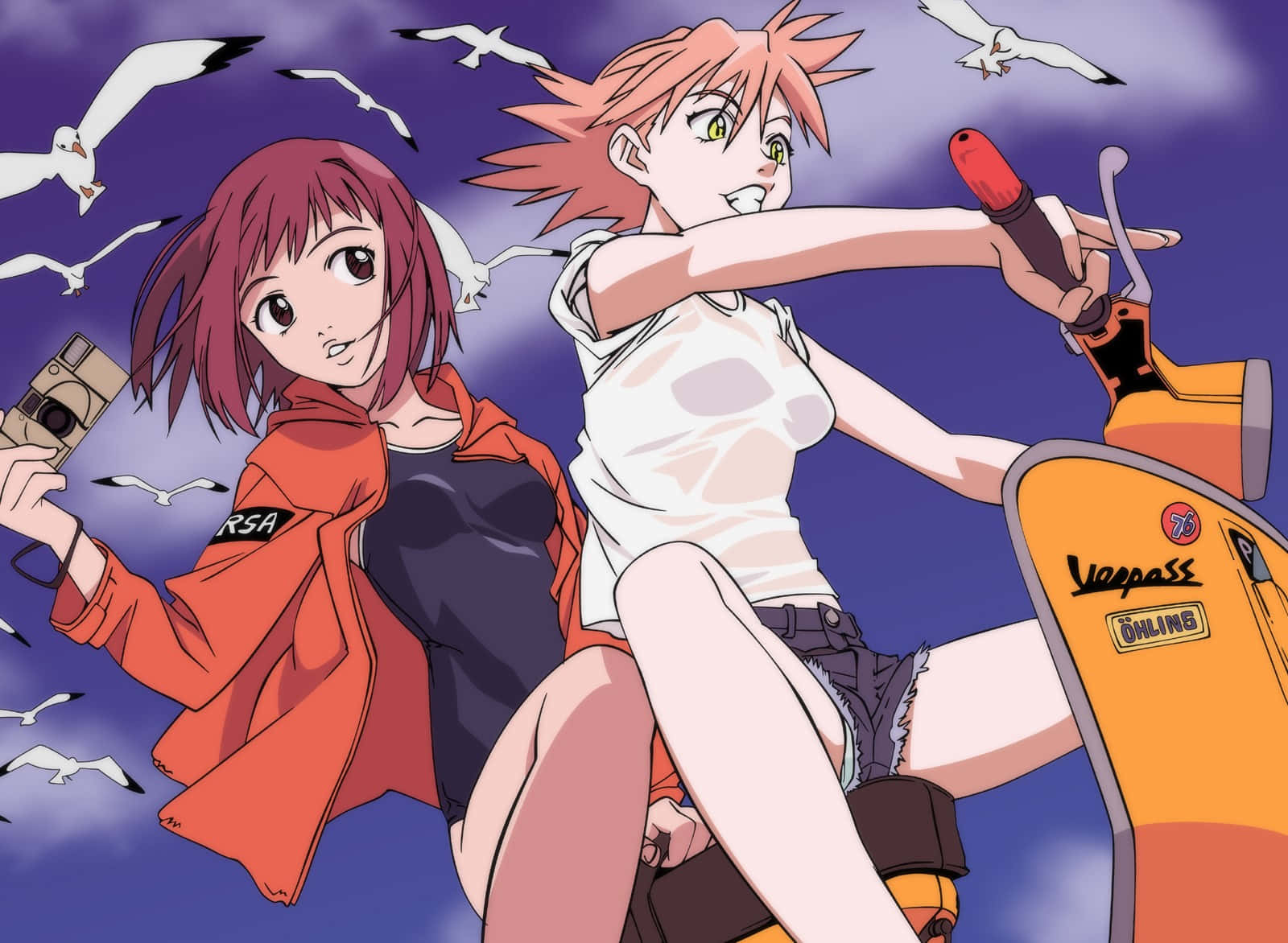 Haruko Haruhara 桌布 壁紙 — 兩個動畫女孩騎著橙色滑板車穿過紫色天空，海鷗在她們周圍飛翔。