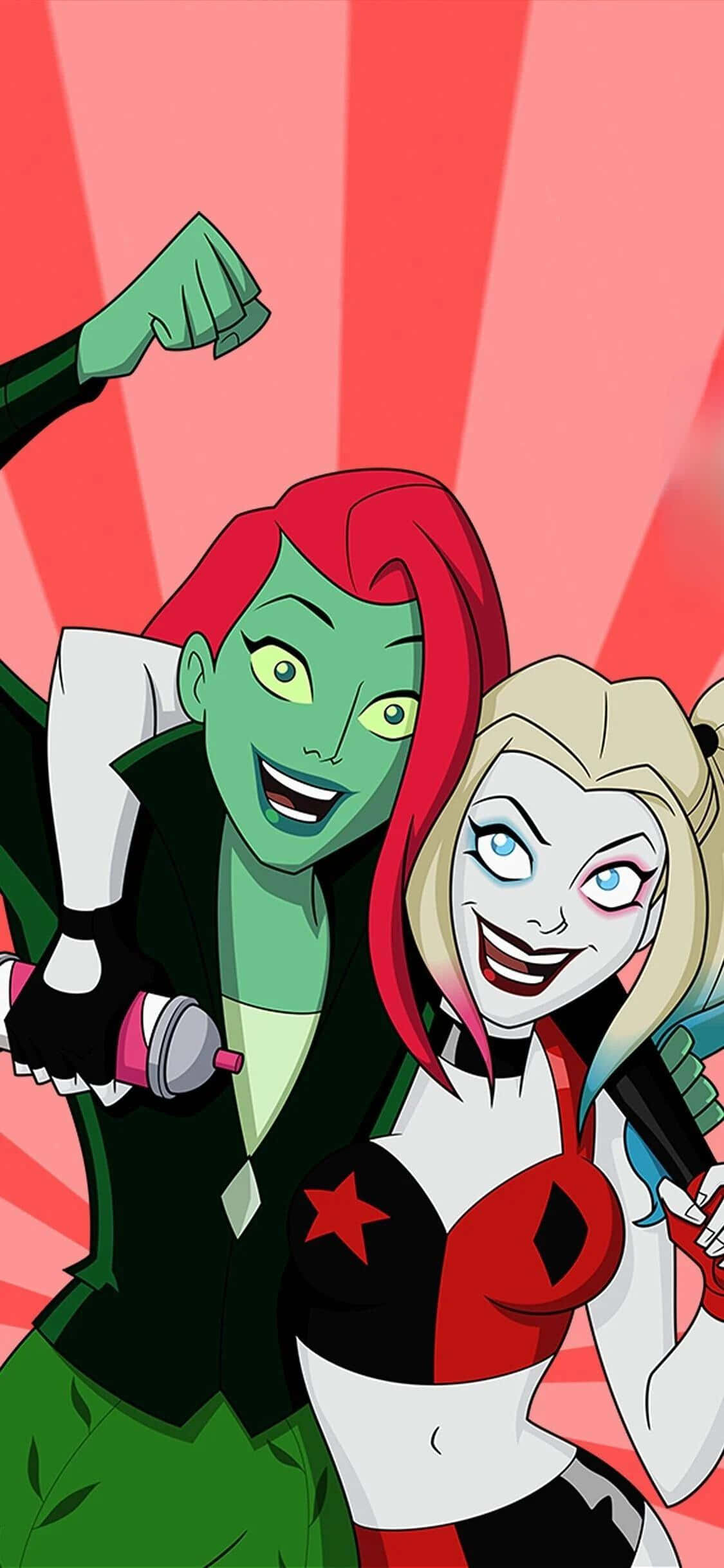 Harley Quinn And Poison Ivy 桌布 壁紙 — 兩個動畫女性反派在充滿活力的紅色放射狀背景前頑皮地咧嘴笑。