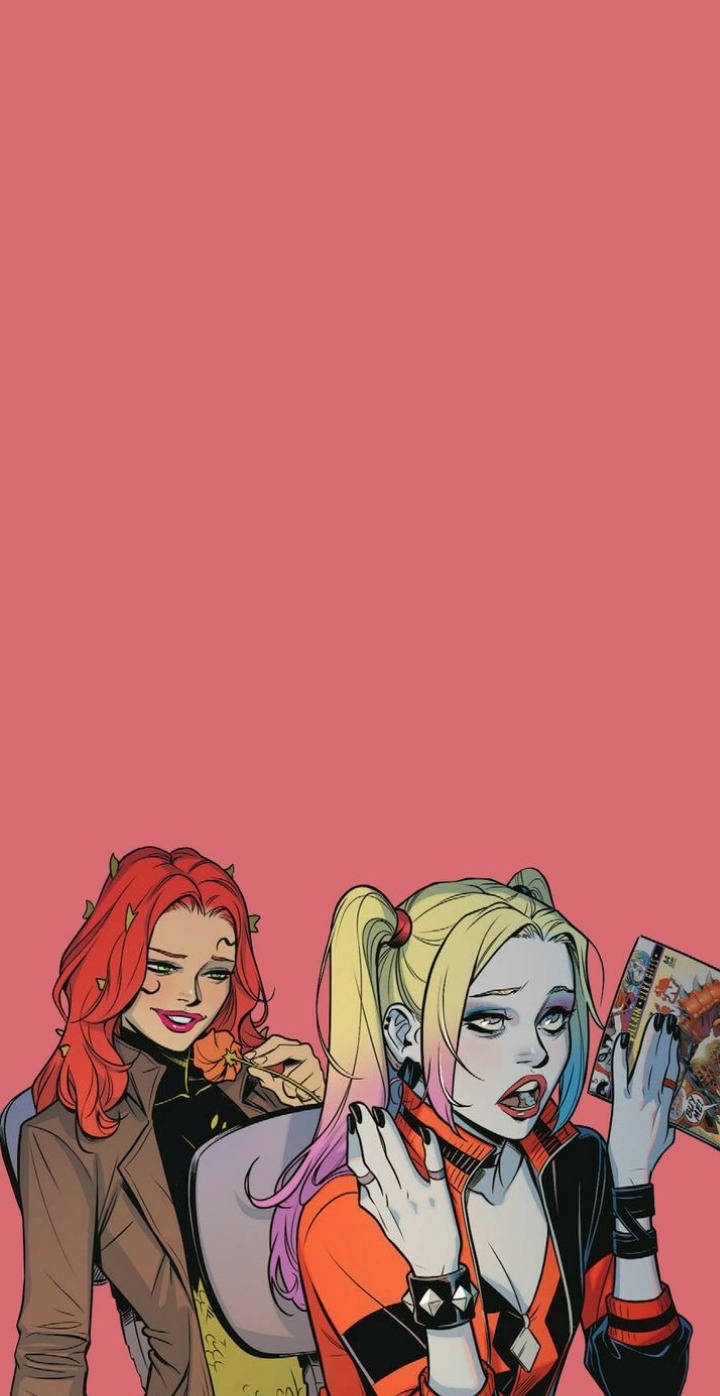 Harley 桌布 壁紙 — 兩個動畫女性角色，一頭紅髮一頭金髮，坐在純粉紅色背景前，其中一個拿著漫畫書。