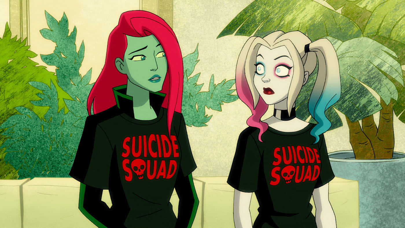 Harley Quinn And Poison Ivy 桌布 壁紙 — 兩個動畫女性角色擁有充滿活力的頭髮，在茂密的綠葉中穿著相配的Suicide Squad T恤。