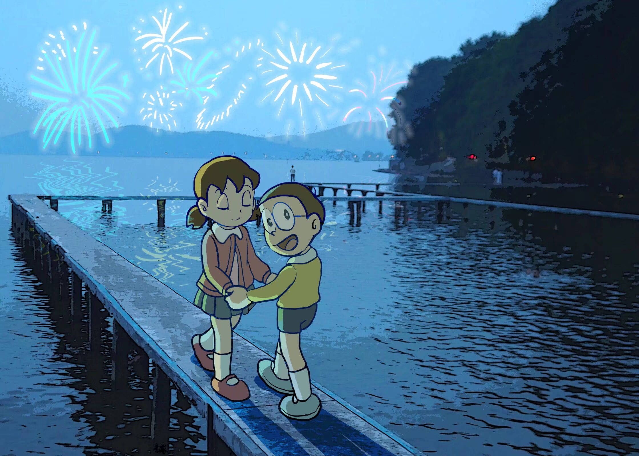 nobita 桌布 壁紙 — 兩個動畫小孩在木碼頭上牽手，藍色煙火在黃昏平靜的湖面上爆炸。