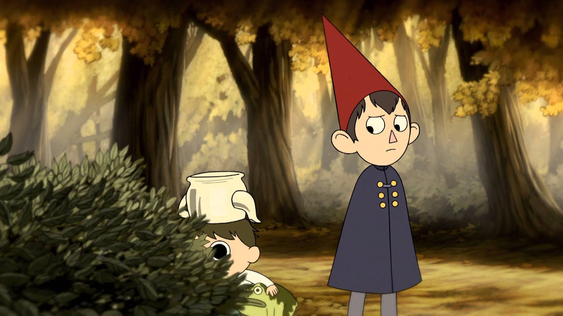 over the garden wall 桌布 壁紙 — 兩個動畫小孩在森林裡，一個戴著紅帽顯得驚訝，另一個在金色秋光下從灌木叢後探頭窺視。
