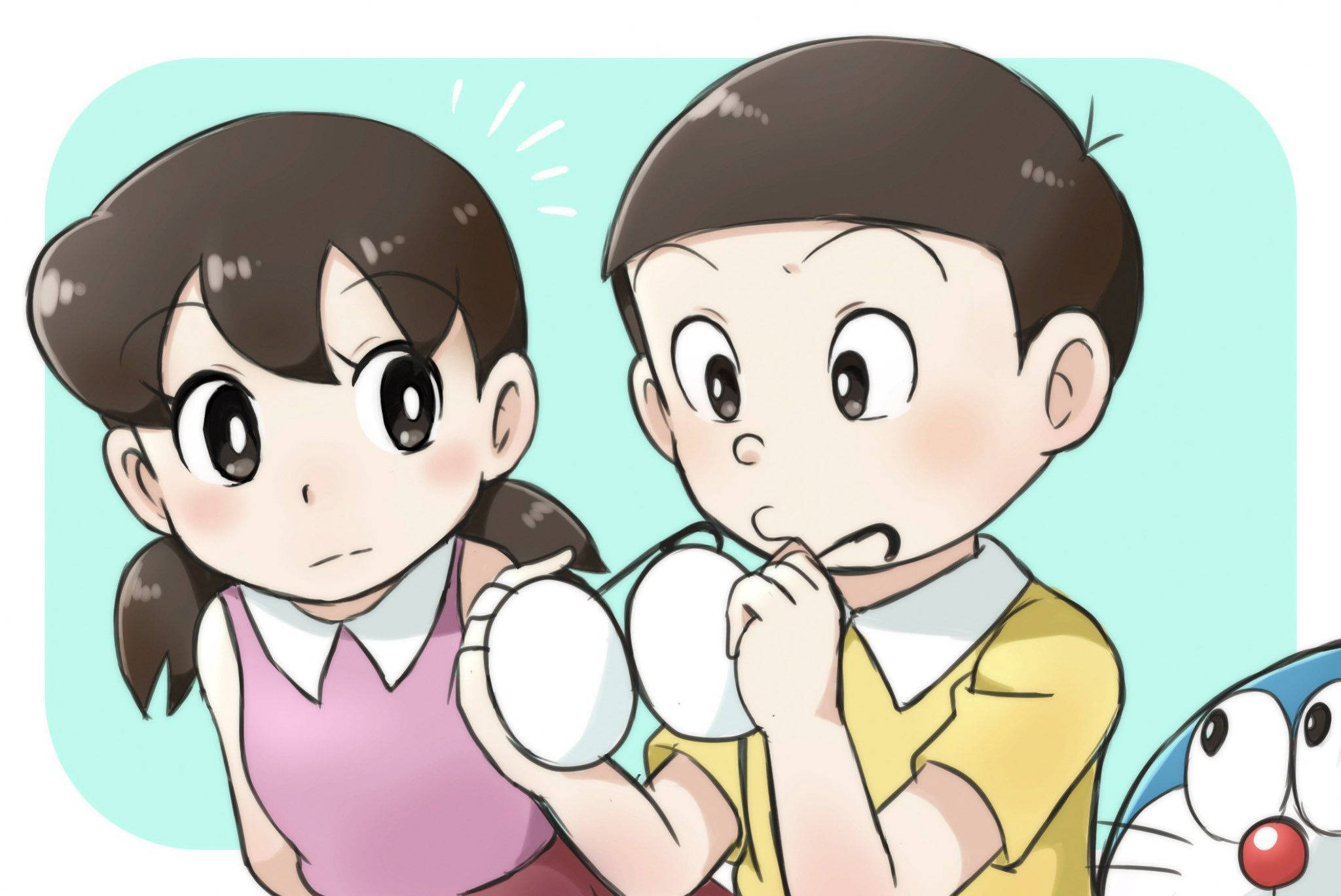 nobita shizuka love 桌布 壁紙 — 兩個動畫小孩在淺藍色背景下拿著白色雞蛋，表情驚訝。
