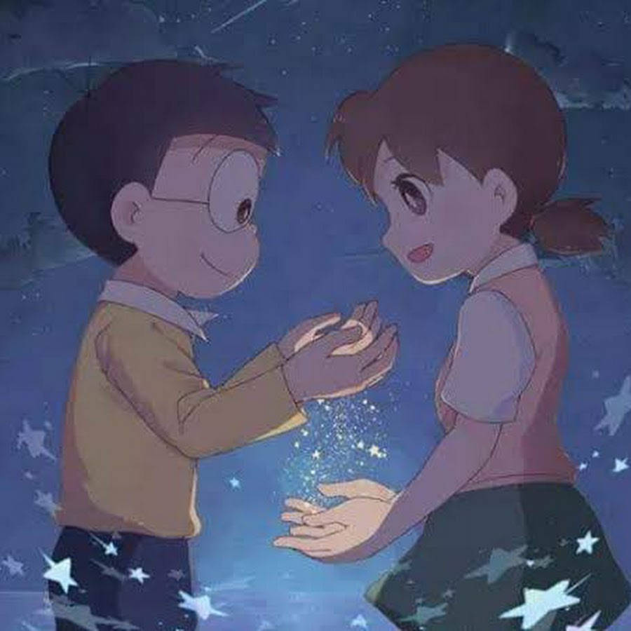 nobita shizuka love 桌布 壁紙 — 兩個動畫小孩在滿天星斗的夜空下分享閃爍的星星，帶著溫柔的笑容。