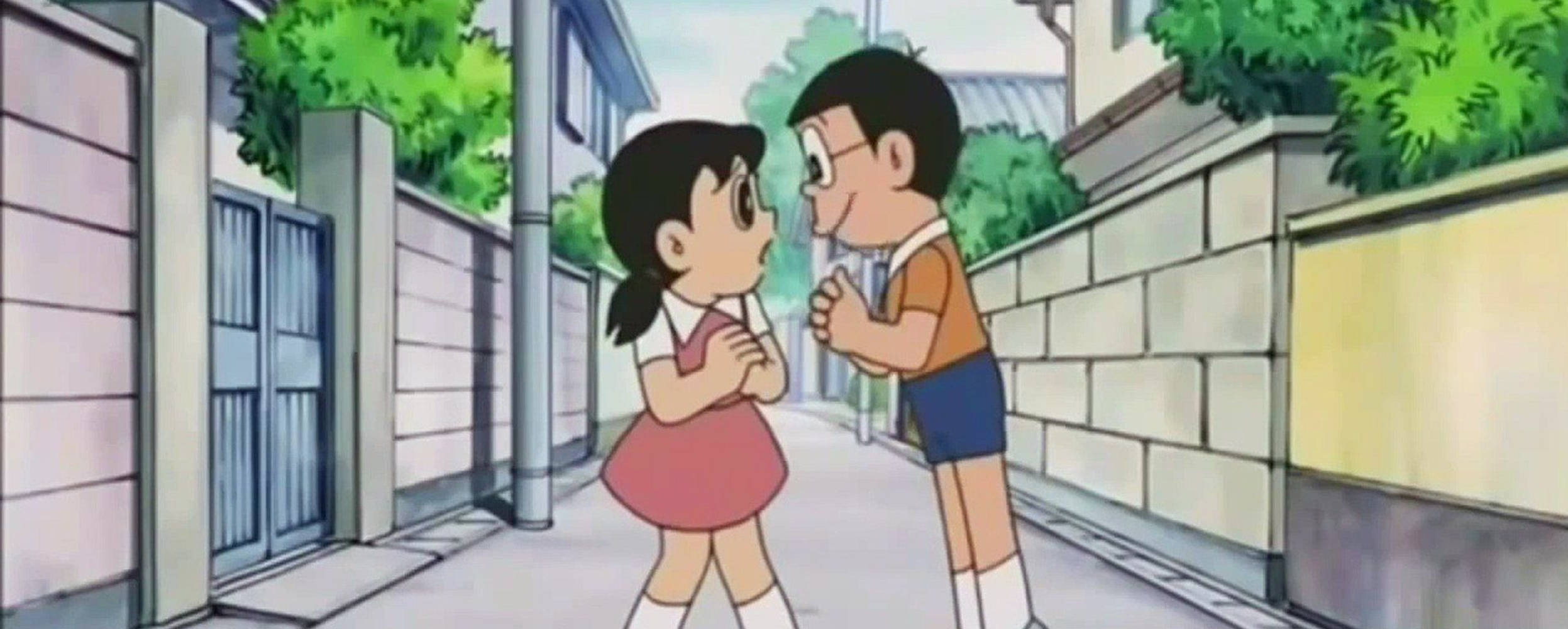 nobita 桌布 壁紙 — 兩個動畫小孩在狹窄的住宅小巷中面對面，有綠樹和石牆。