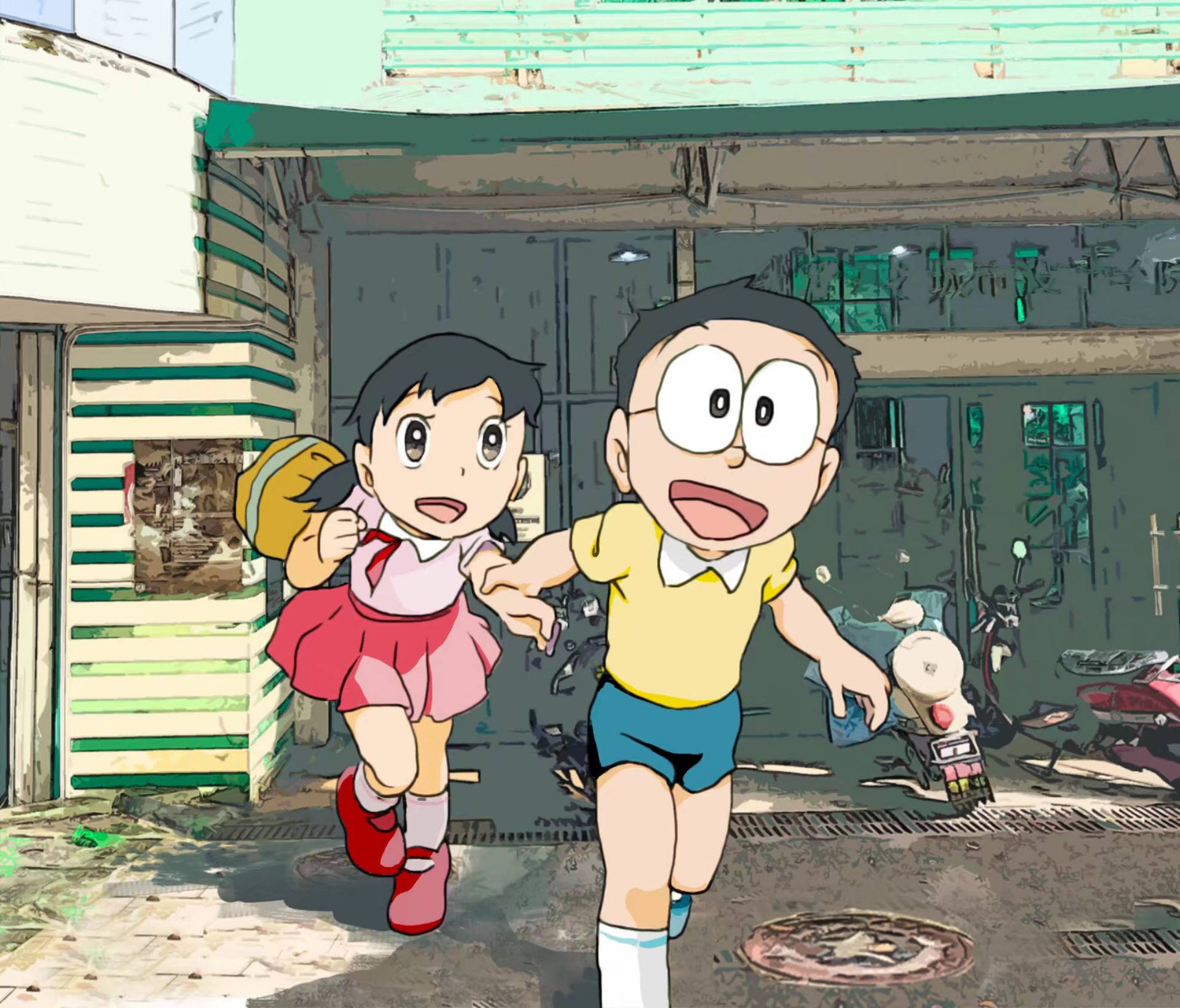 Doraemon 桌布 壁紙 — 兩個動畫小孩在陽光明媚的城市小巷裡快樂地奔跑，身後有滑板車和風化的建築物。