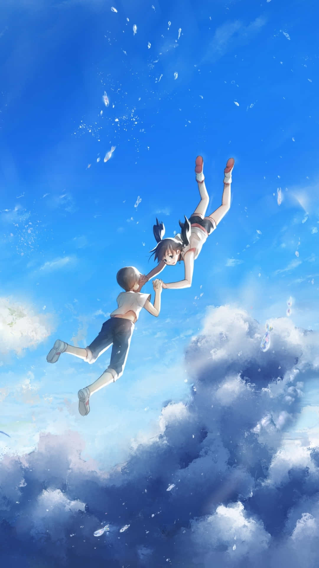 Weathering With You 桌布 壁紙 — 兩個動畫小孩手牽手，在充滿蓬鬆雲朵和飄浮花瓣的明亮藍天中翱翔。