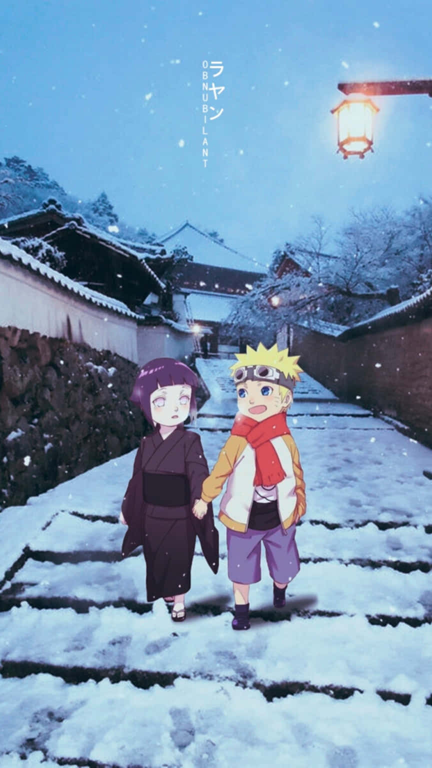 桌布 壁紙 — 兩個動畫小孩手牽手走在積雪的村莊街道上，頭頂是發光的燈籠，雪花飄落。