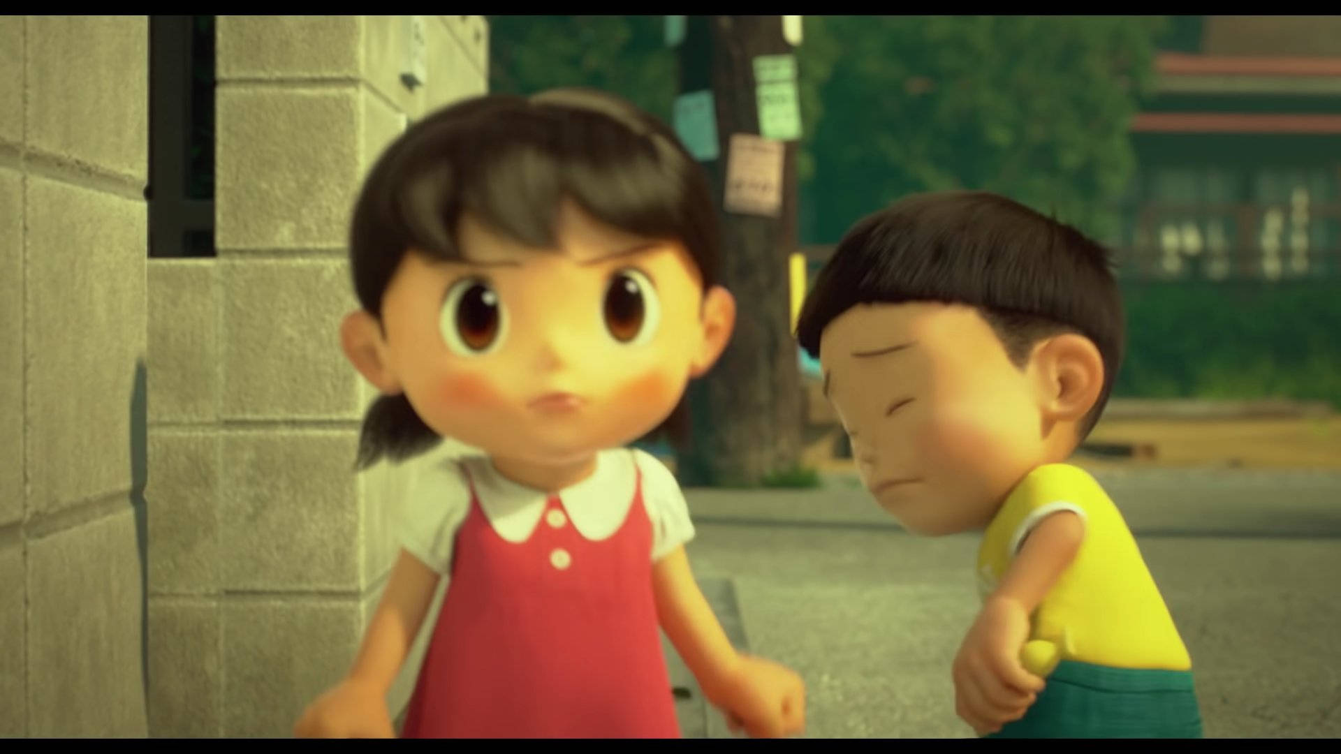Doraemon 桌布 壁紙 — 兩個動畫小孩站在人行道上，一個看起來不耐煩，另一個看起來沮喪，旁邊有磚牆和樹。